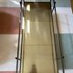 Table basse rectangulaire en laiton et verre