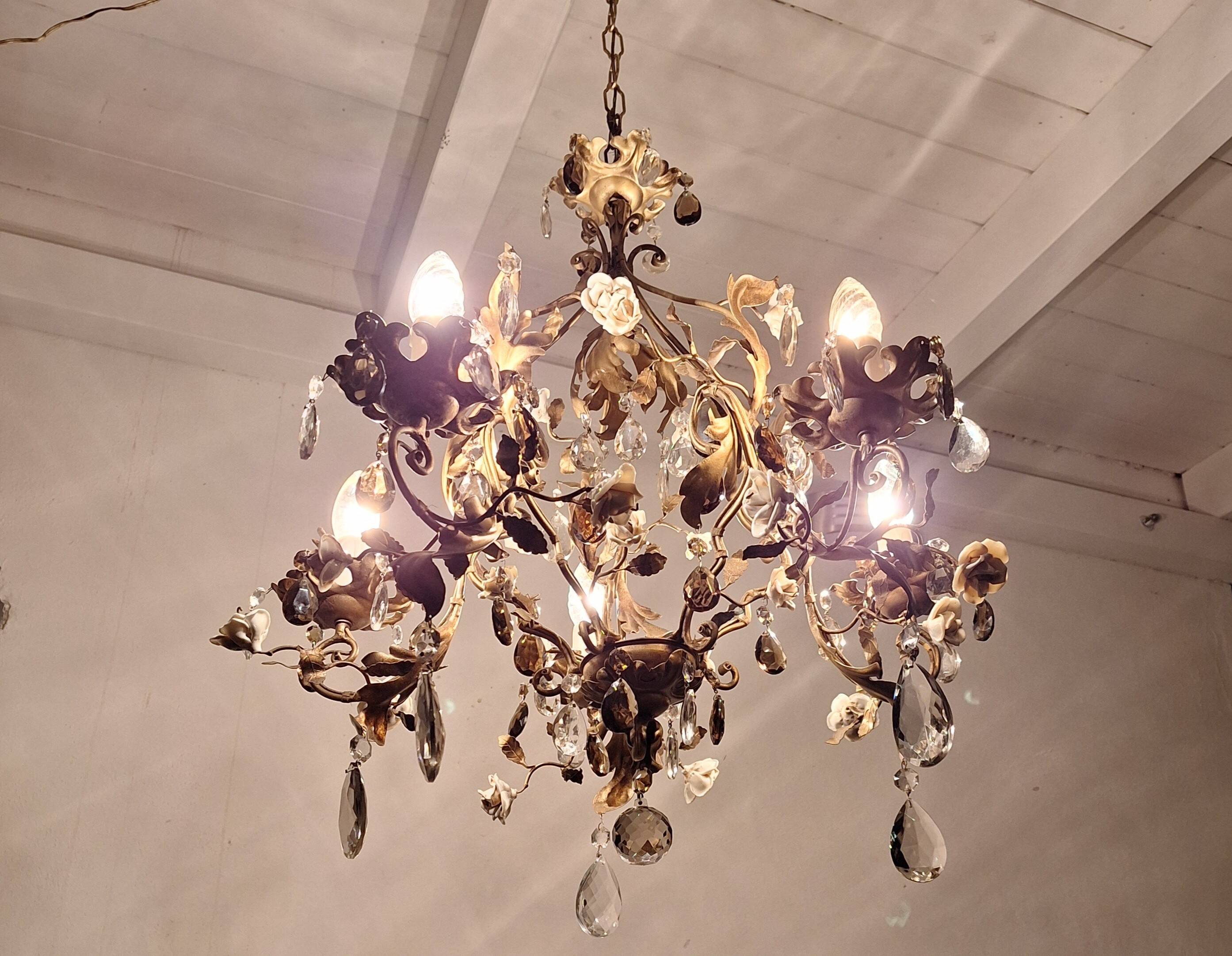 Lustre italien antique à 5 bras, roses en céramique et gouttes de cristal *ROMANCE*