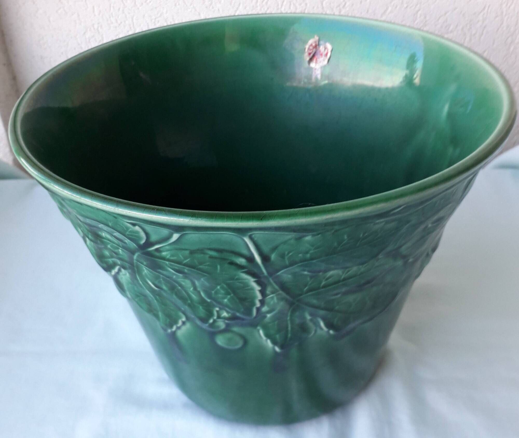 Green ceramic cache-pot