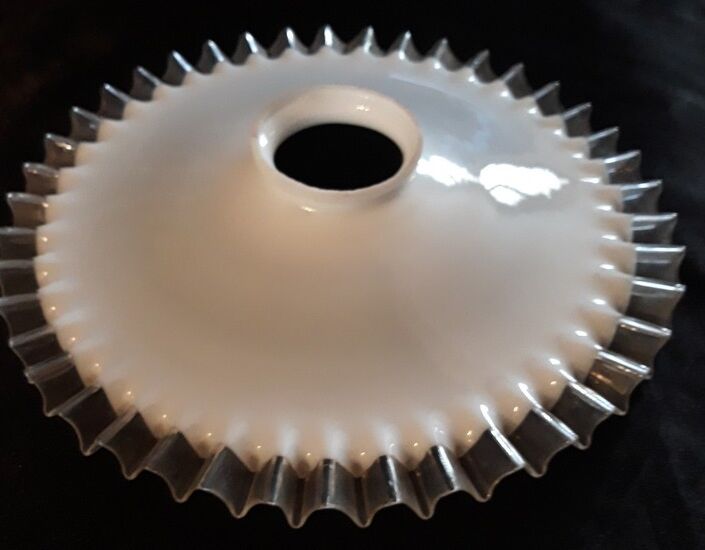 Abat-jour à dentelle en opaline années 50
