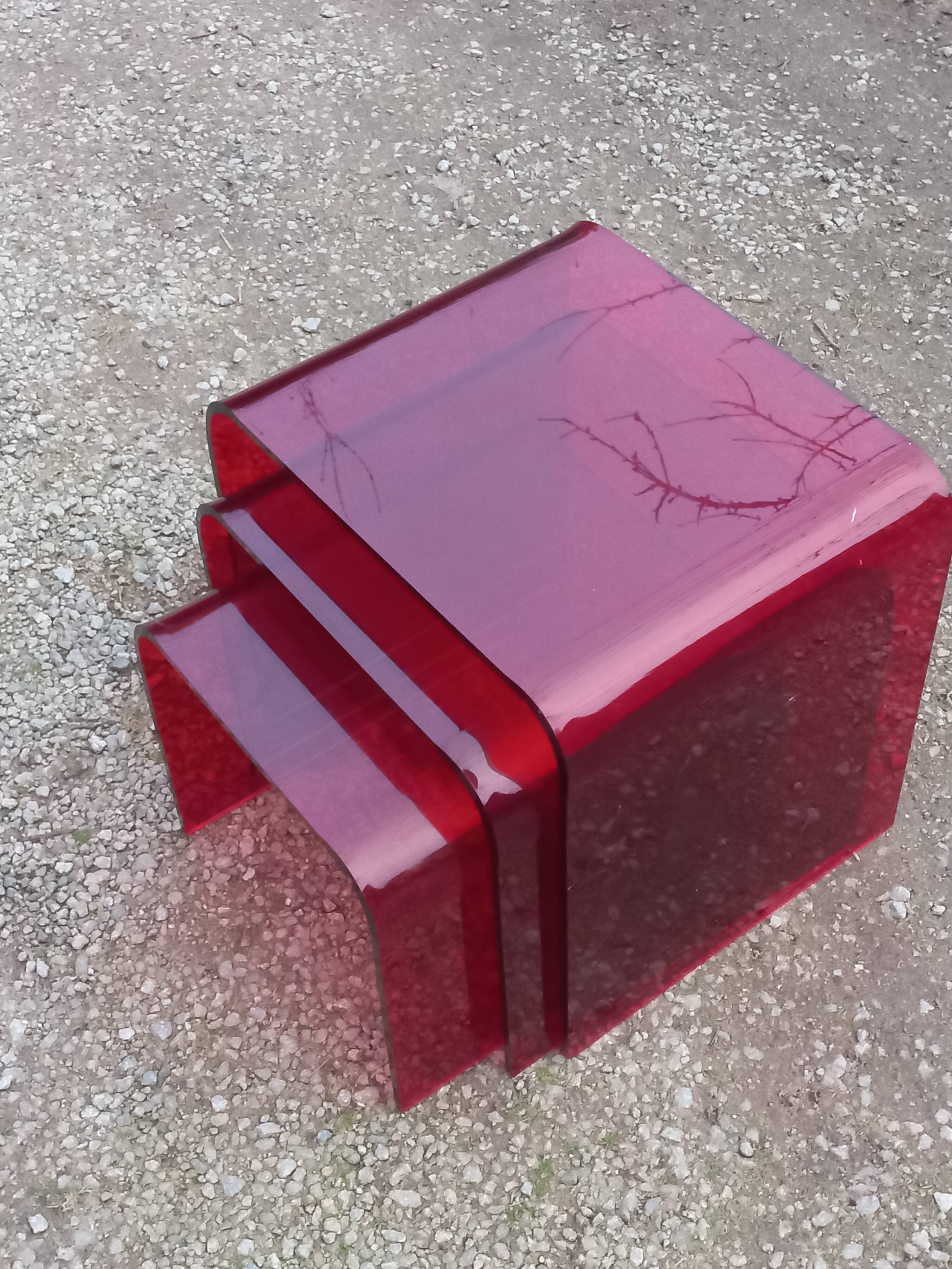 Set of 3 nesting tables in red plexiglass from the 70-80s