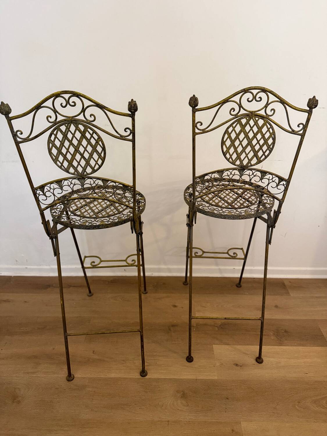 Paire de chaises hautes pliantes en fer forgé – Patine ocre – Style Ja
