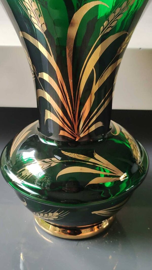 Vase Verrerie de Monaco/Monte Carlo, estampillé emblème Couronne. En verre soufflé vert émeraude, motifs épis de blé or. Dim 25 x 15 cm