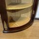 Vitrine d'angle murale anglaise en acajou des années 1950