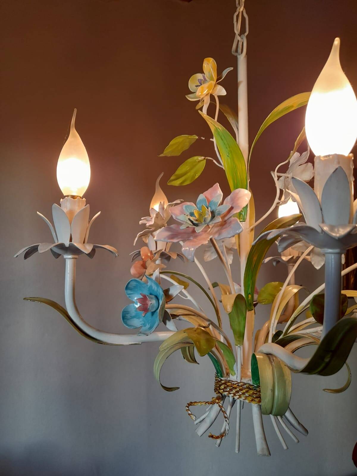 Lustre en Toleware à motifs floraux, Italie années 1960