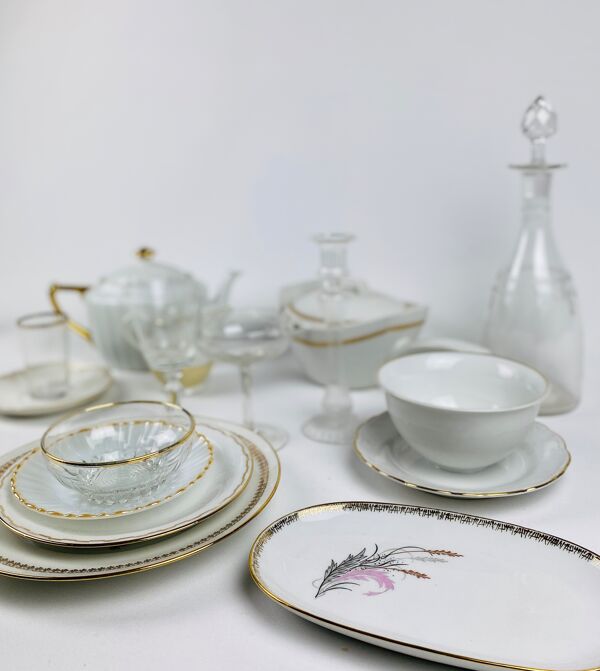 service de table depareille blanc et doré -verrerie et porcelaine - 2 couverts - 23 pièces