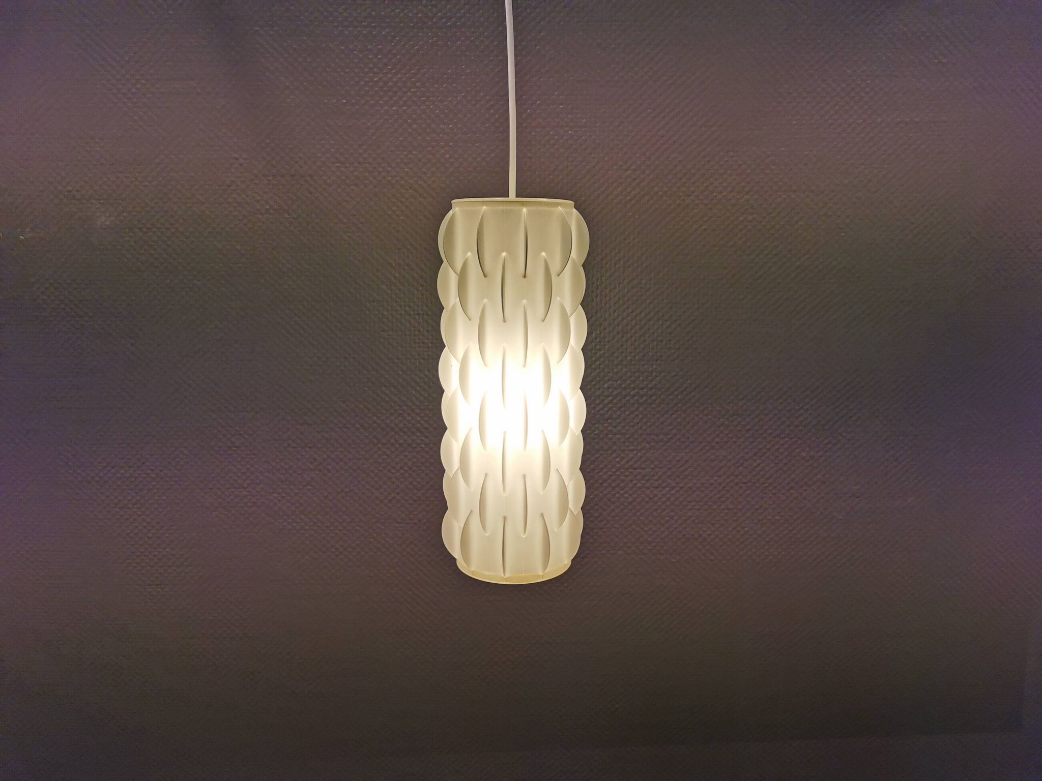 Lampe suspendue modèle Contour, conçue par Lars Schiøler et réalisée par Høyrup Lighting dans les années 1970.