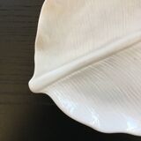 Plat feuille nervurée en porcelaine