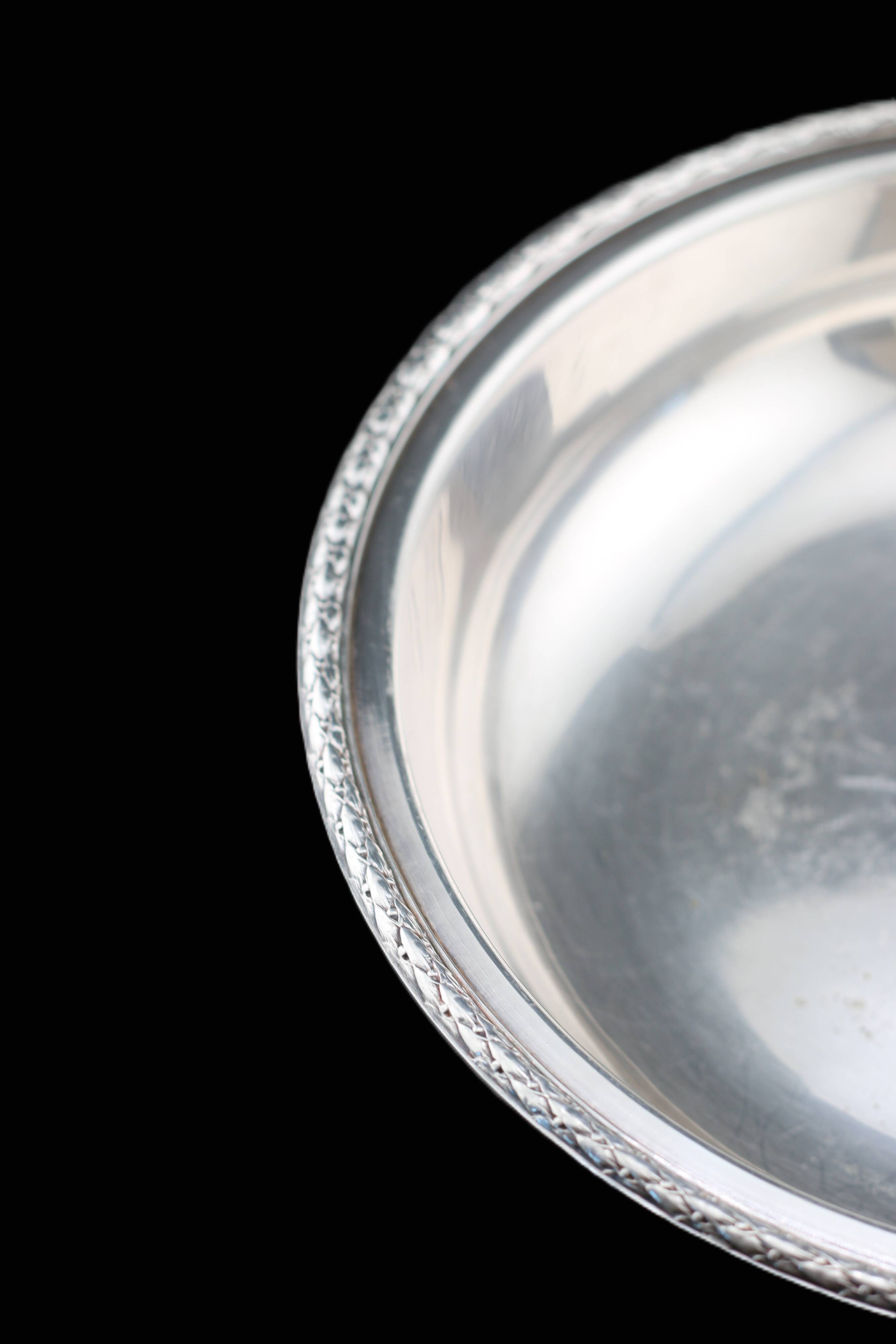 Plat en métal argenté vintage, creux rond à frise de laurier