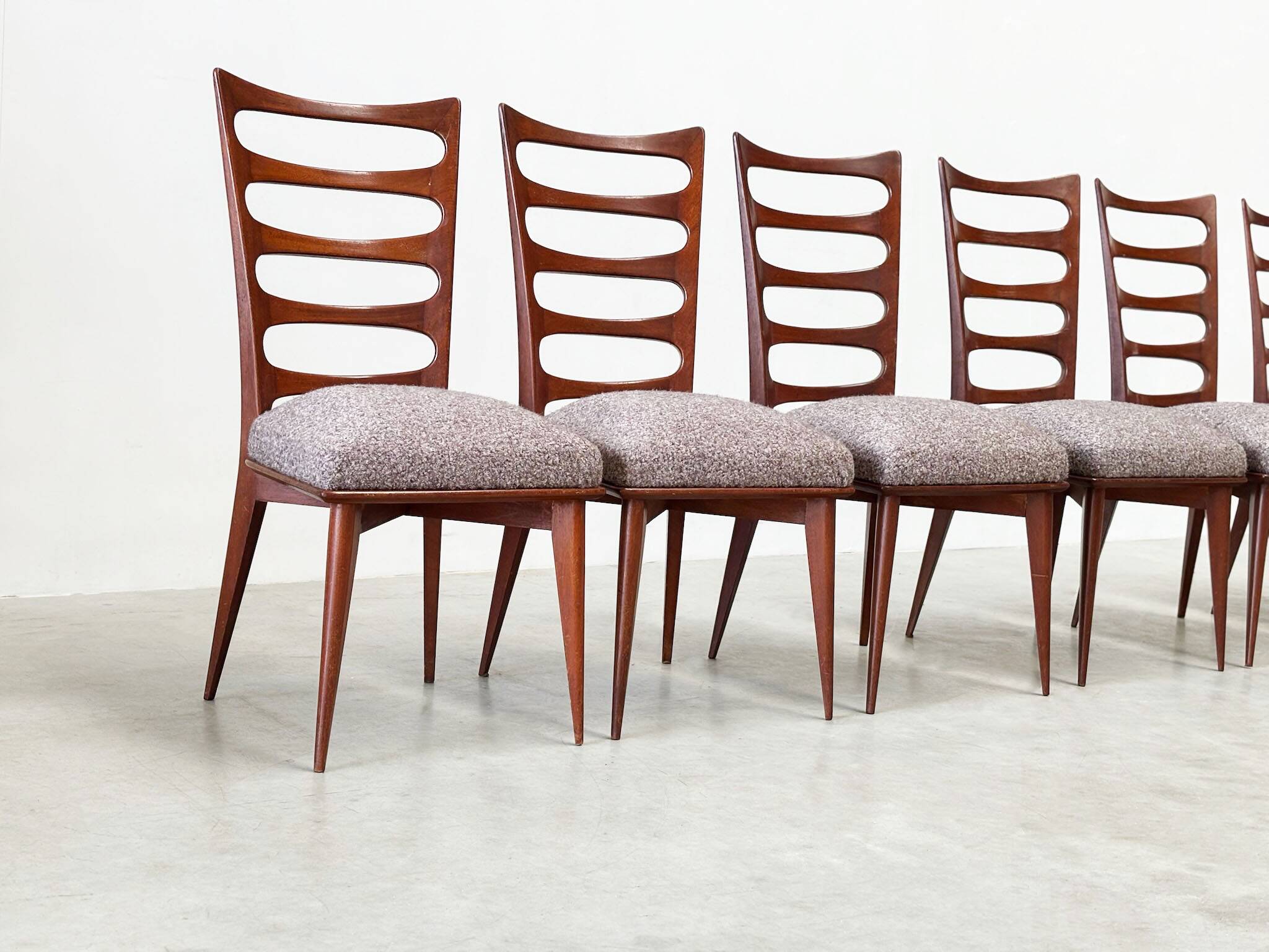 Ensemble de six chaises de salle à manger par Gaston Poisson