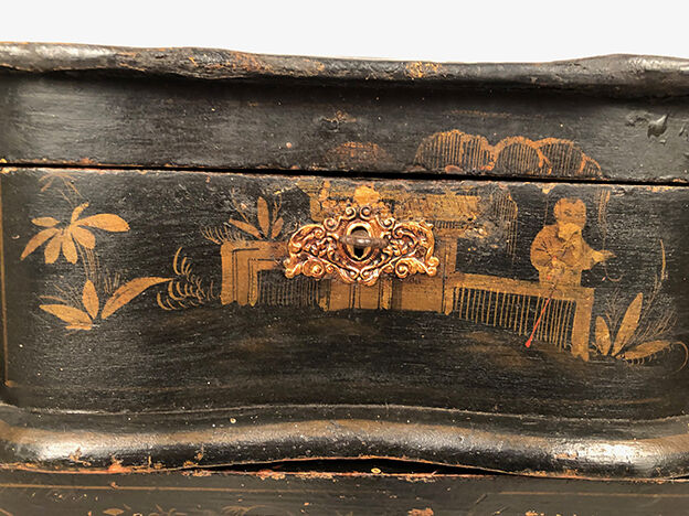 Worker Napoleon III, black lacquered wood with Asian decoration painted gold