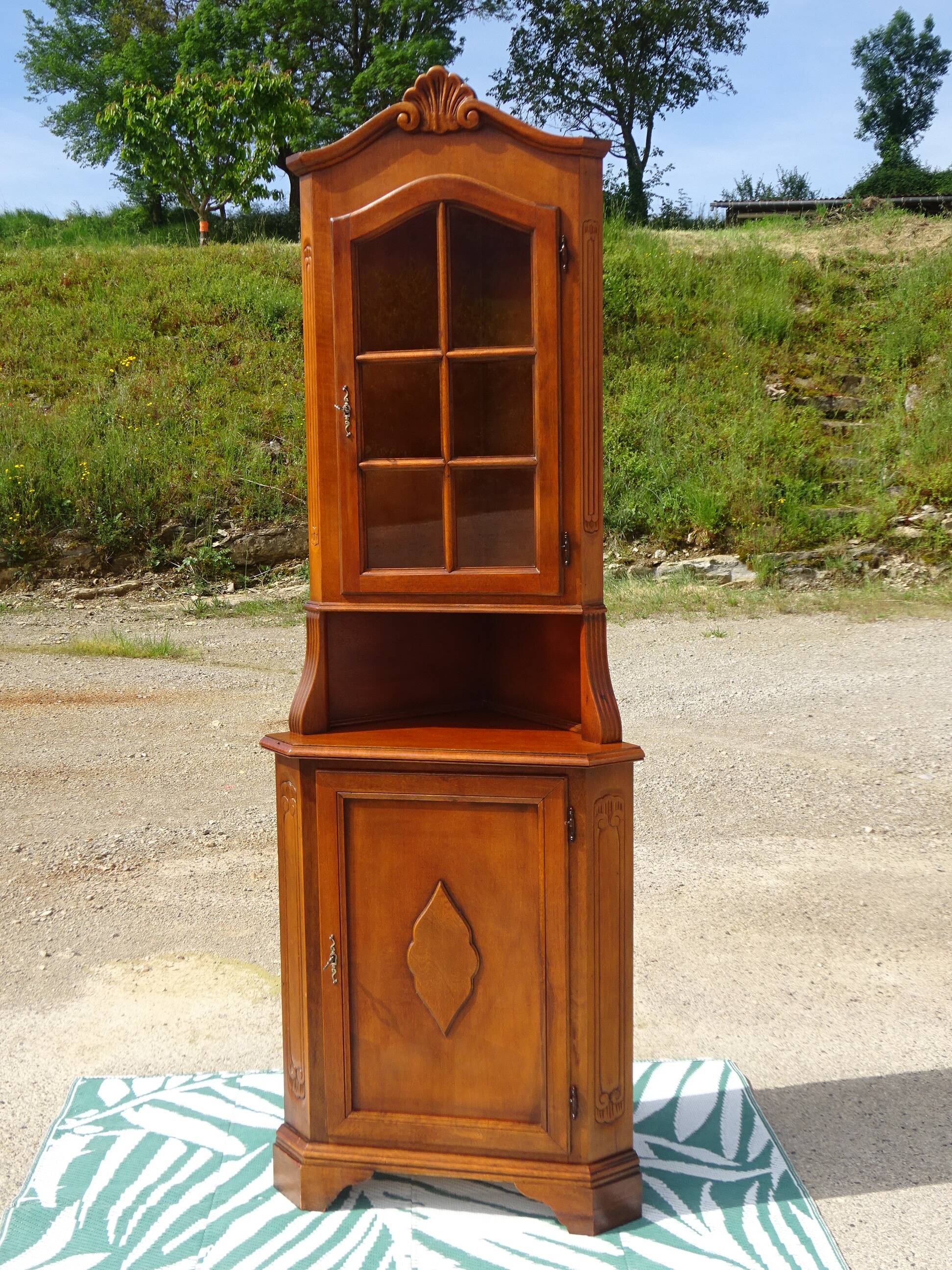 Corner two-body sideboard