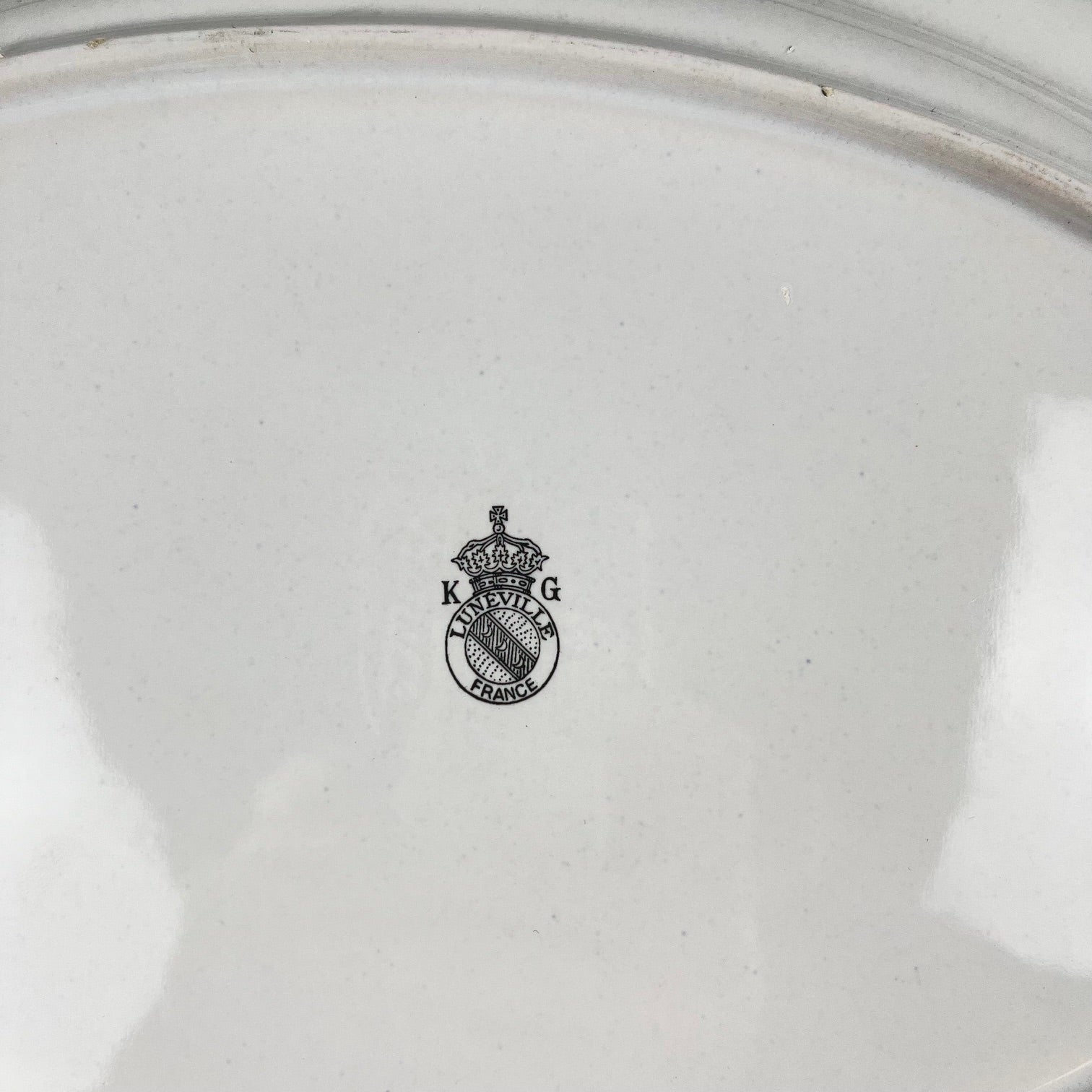 Oval flat dish with flat ends, Réverbère model by KG Lunéville, rose pattern.