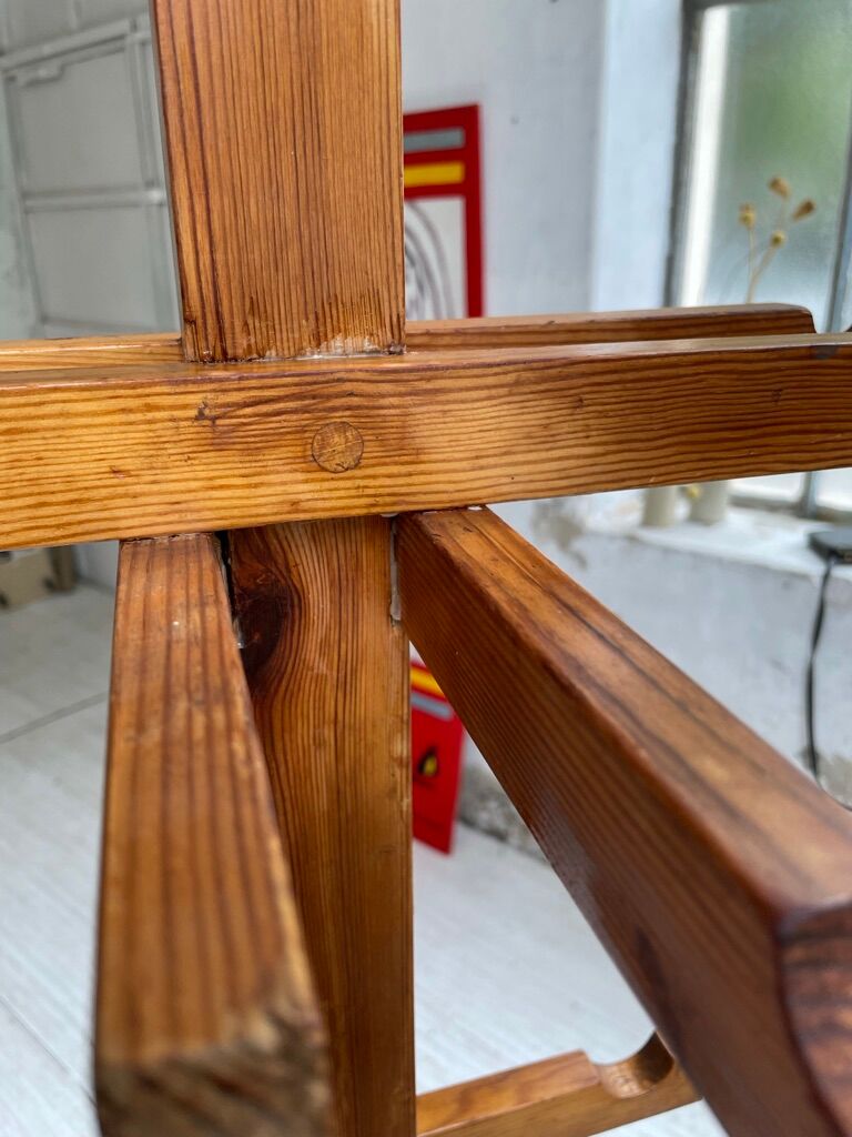 Patère wears pine coat 70