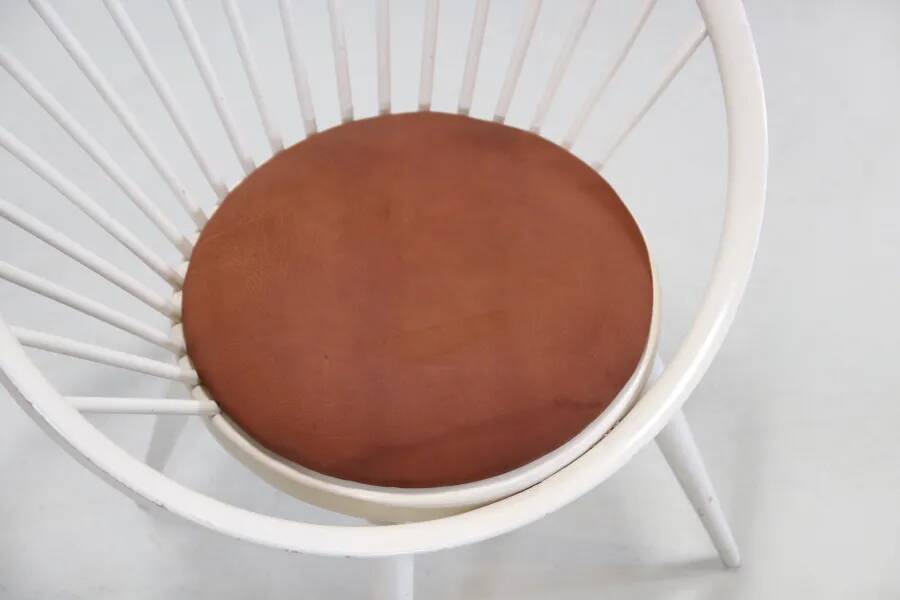 White Yngve Ekström Cirkle chair with leather cushion