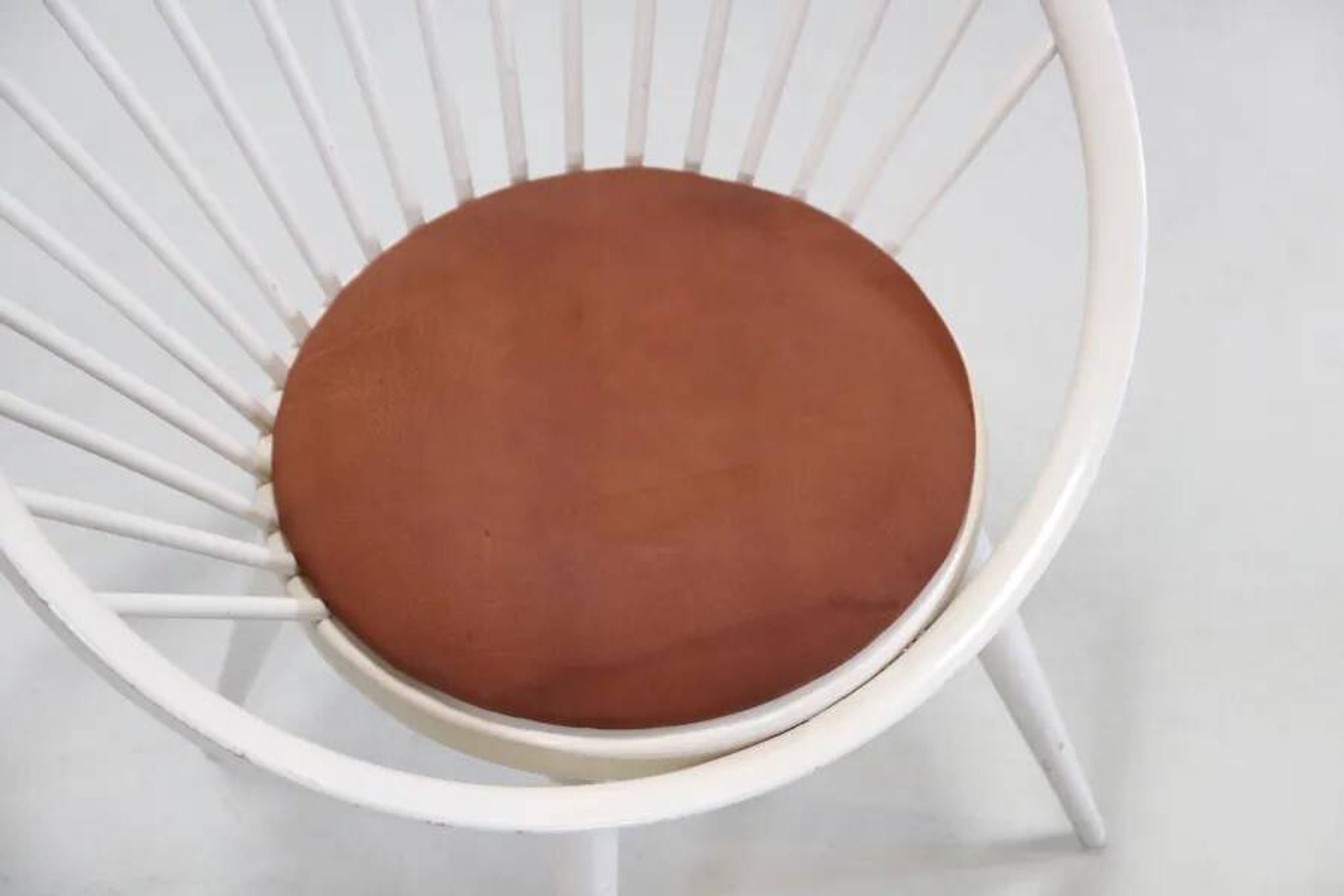 Chaise Cirkle blanche Yngve Ekström avec coussin en cuir