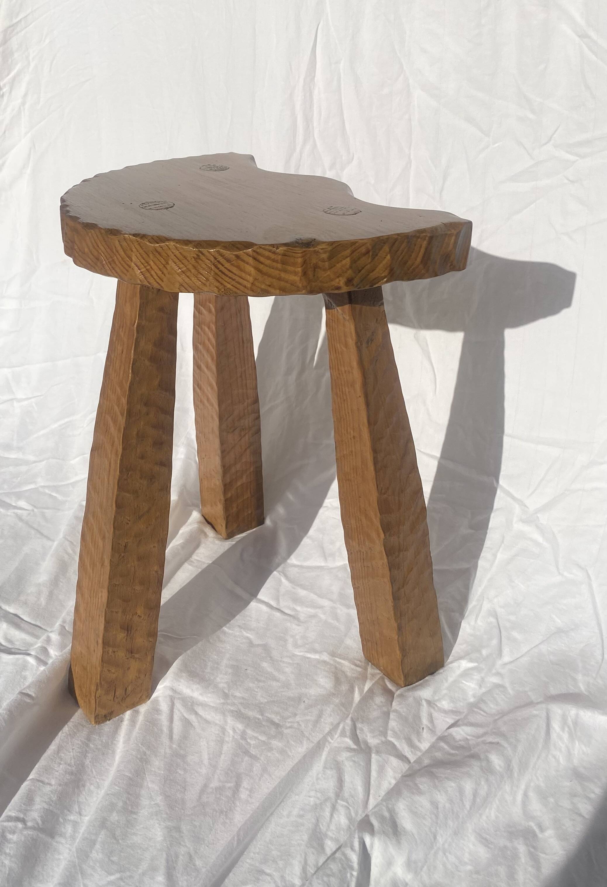 Tabouret Tripode Brutaliste  — Bois Massif — Travail Artisanal (ca. 50-70)