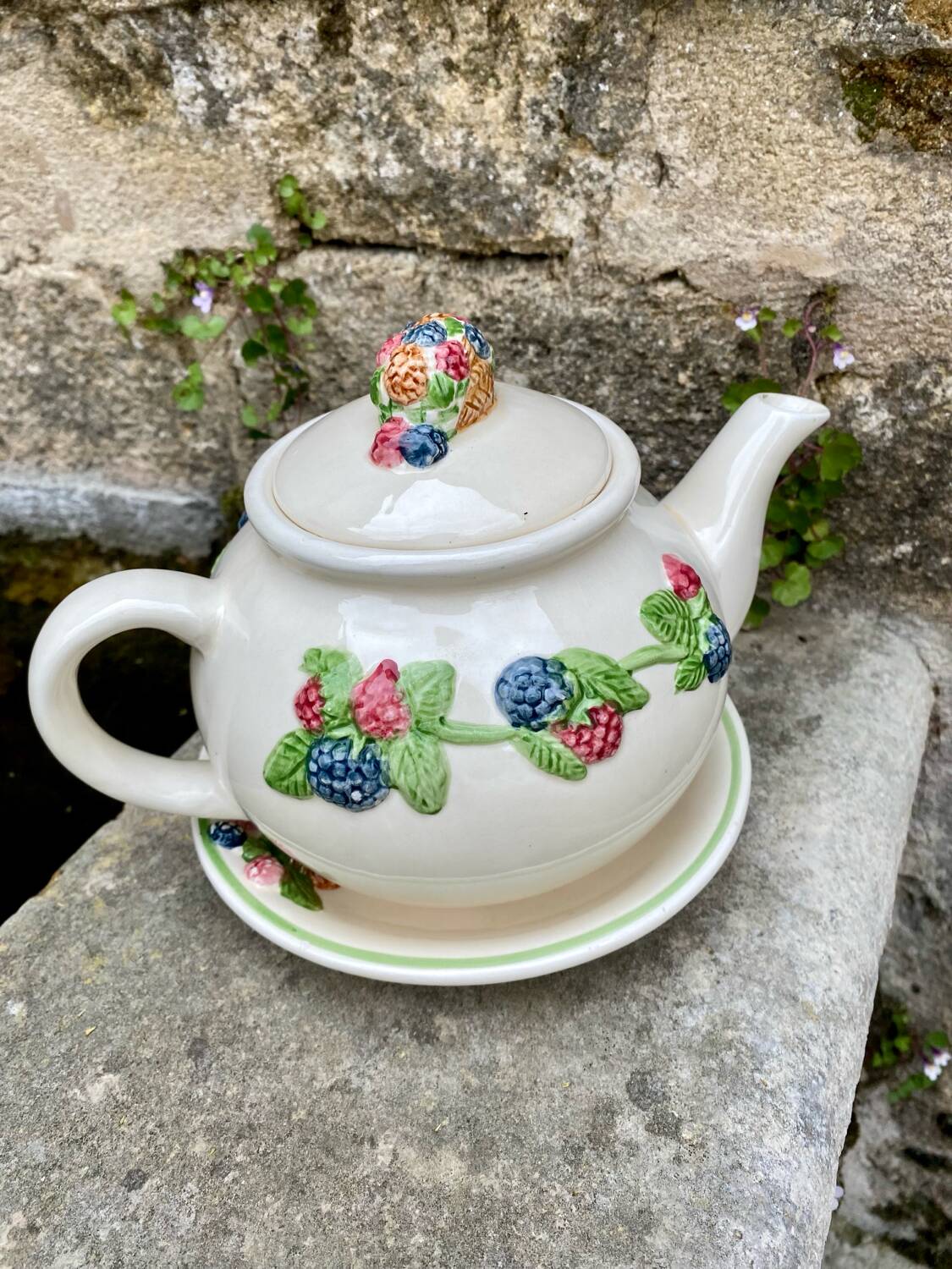 Teapot with fruity decoration