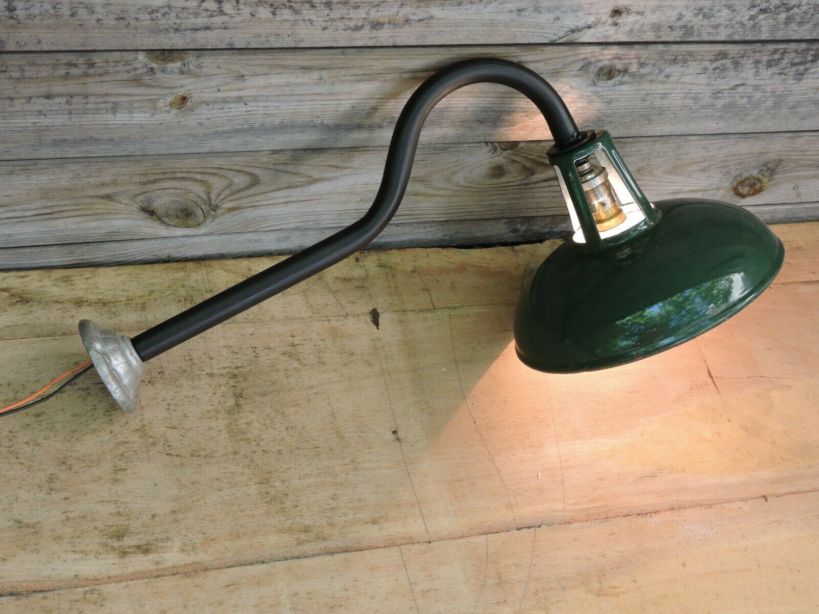 Enamelled swan collar lamp