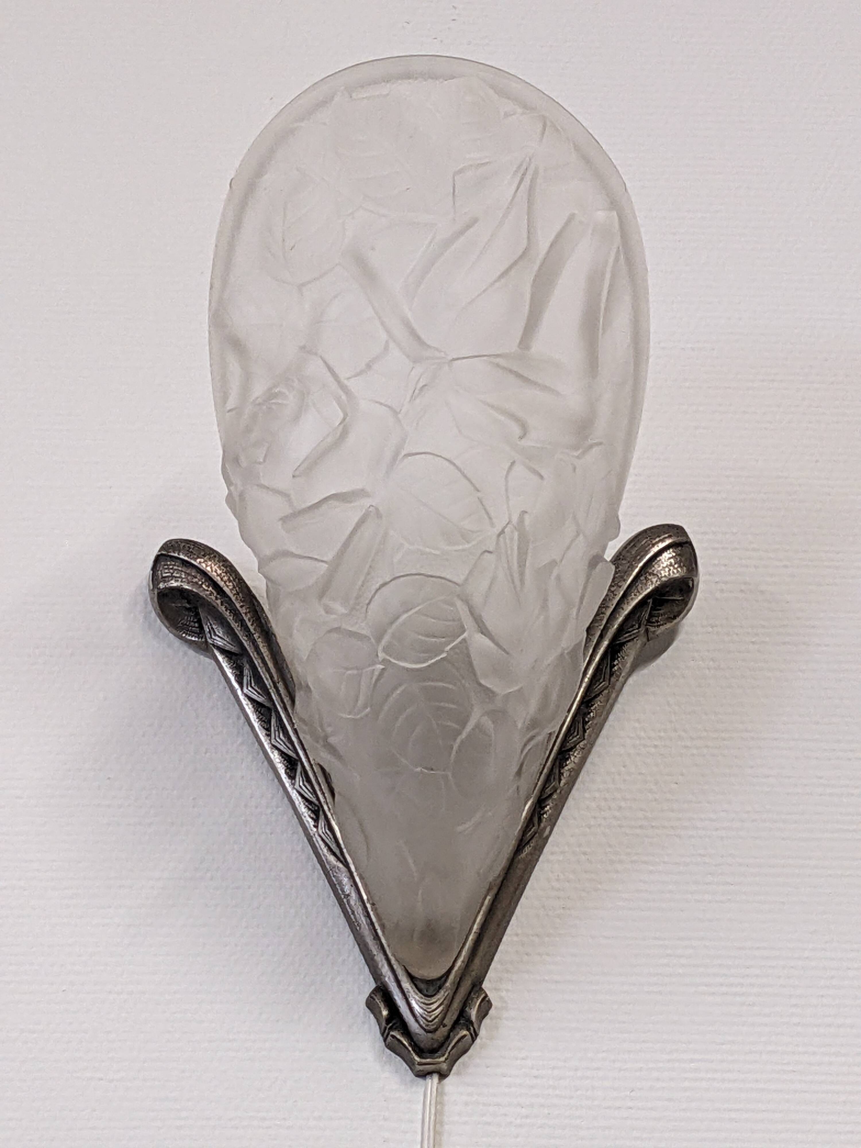 Art Deco wall lamp in frosted glass and nickel-plated bronze circa 1920