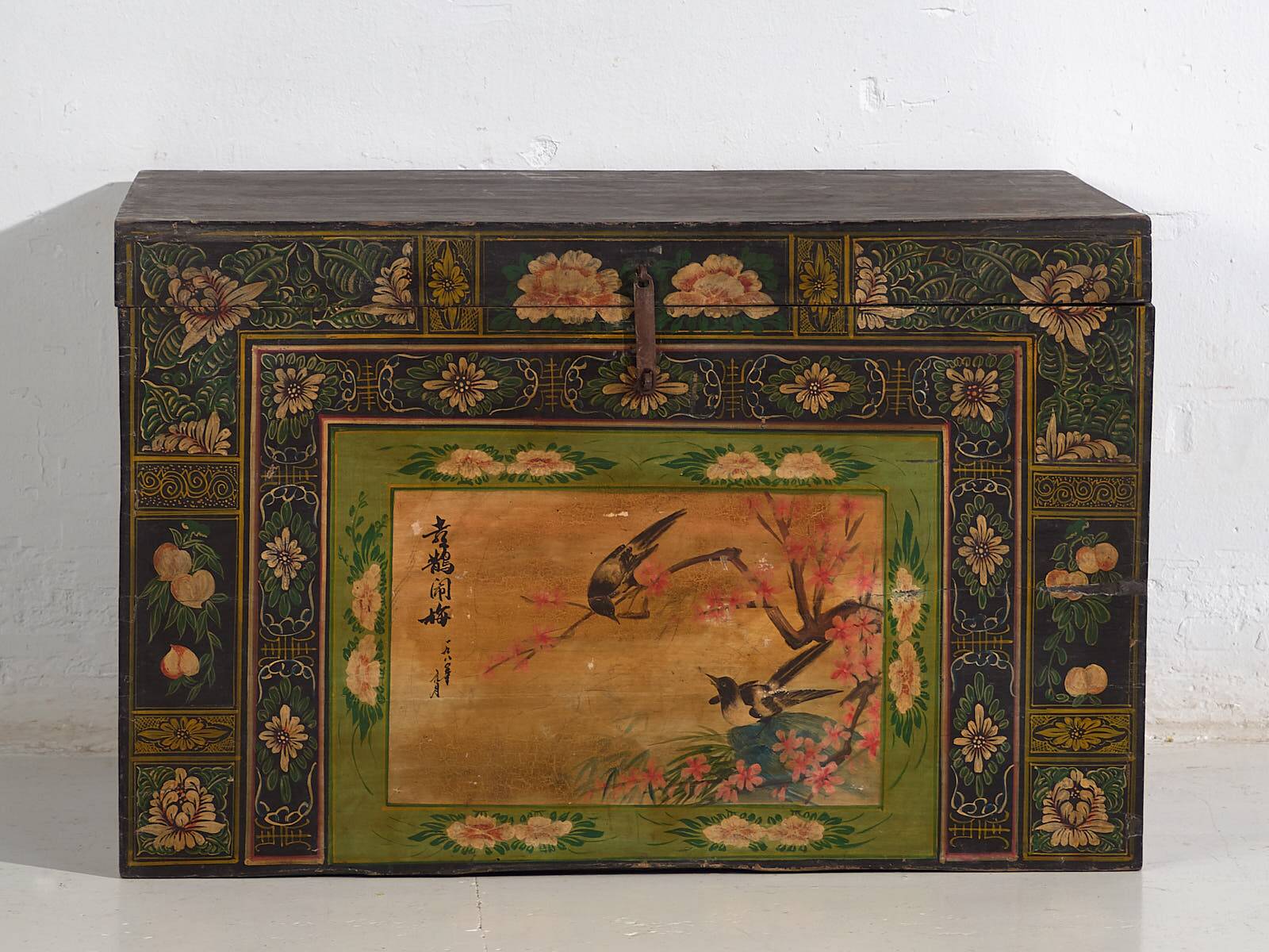 Antique opera chest with illustrations of magpies (China, circa 1900) #25