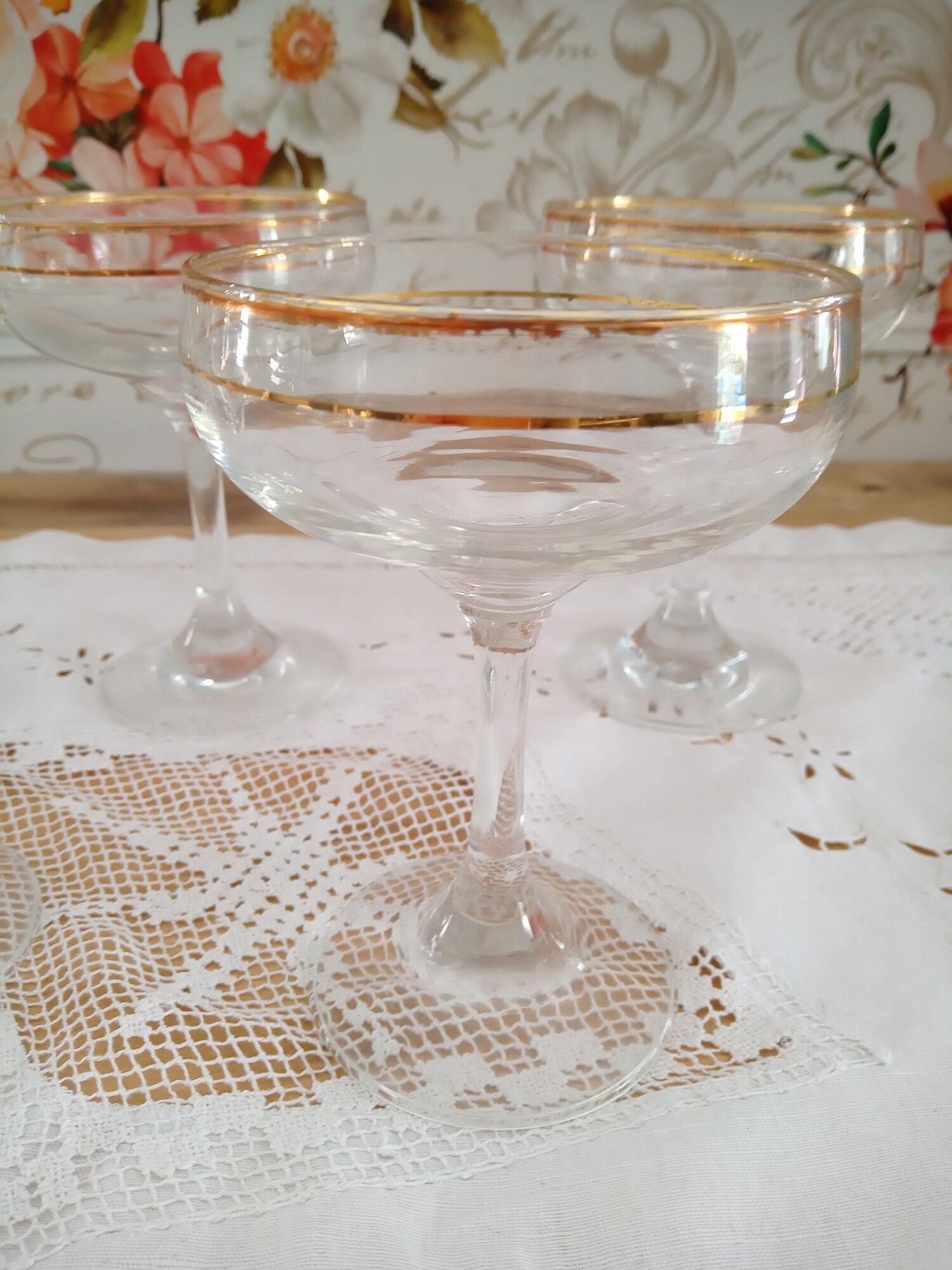 Lot of 5 glass champagne glasses and gold eders