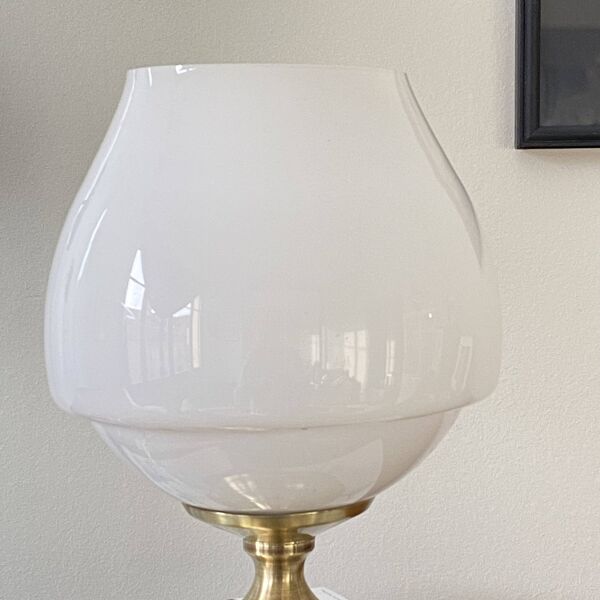 Lampe de table globe en verre opaline ancienne blanche et pied en laiton
