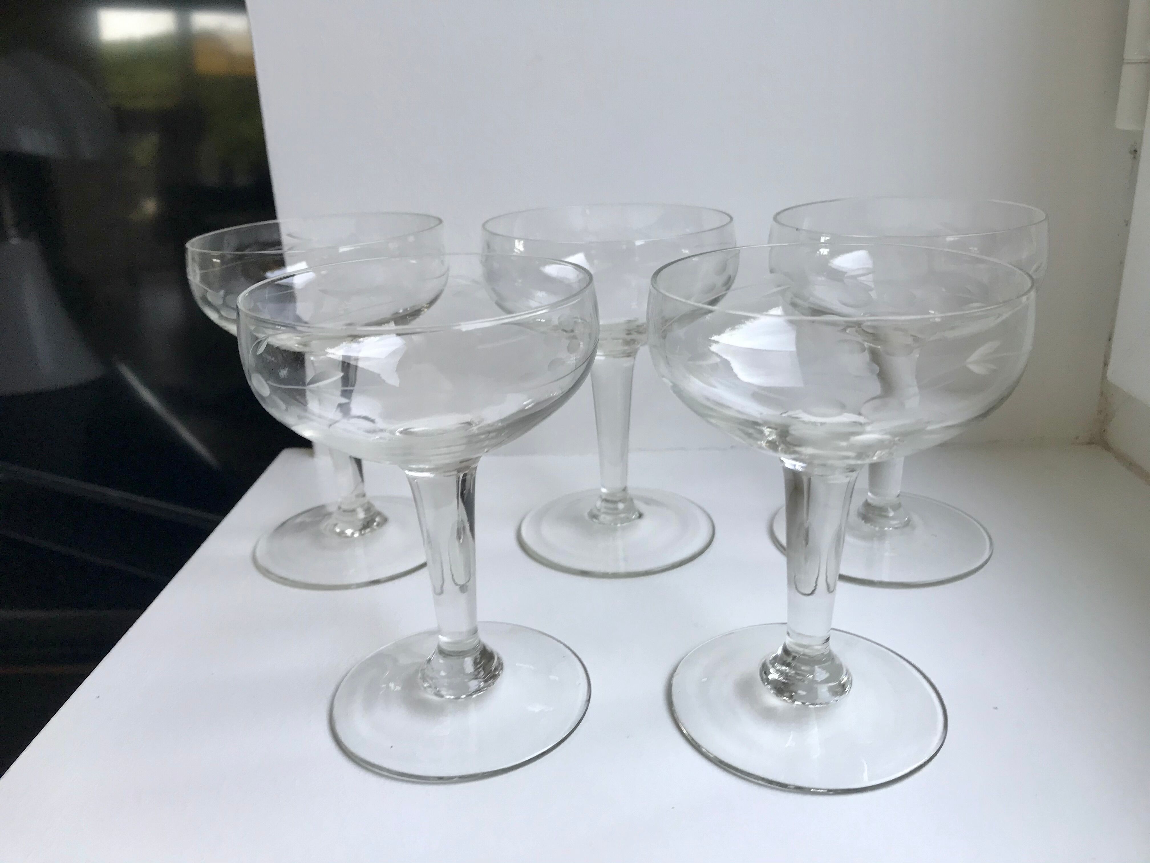 Set of 5 champagne glasses in crystal engraved 50s