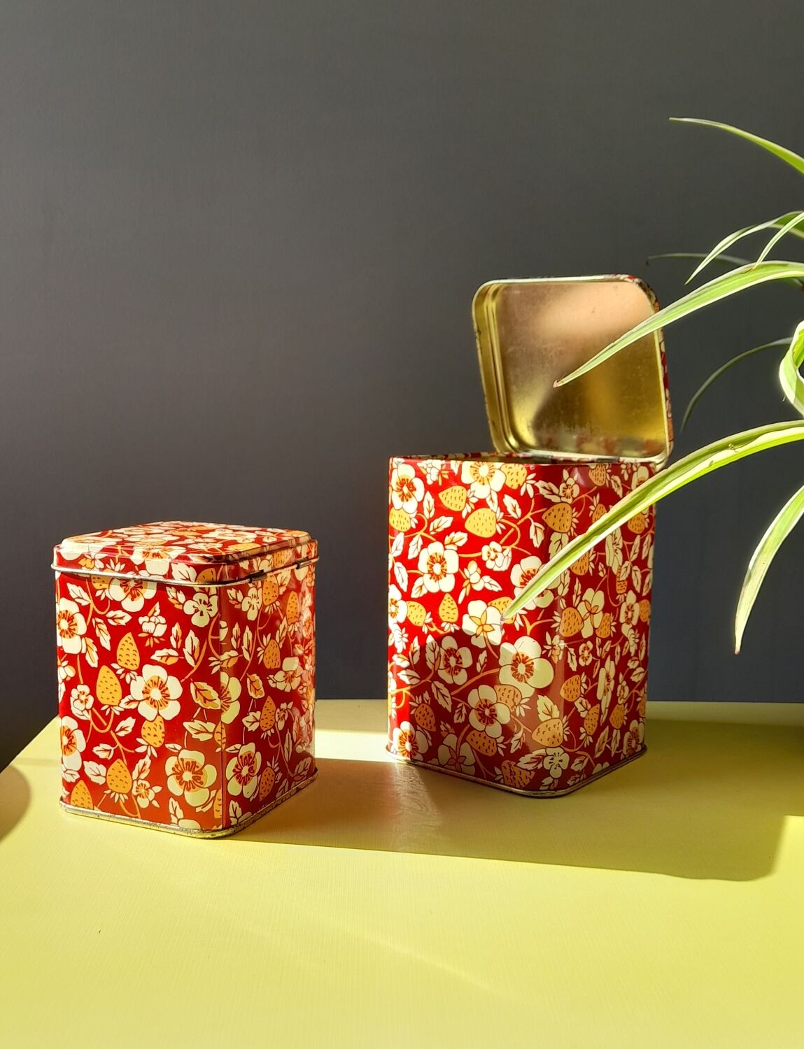 Strawberry nesting boxes 60s