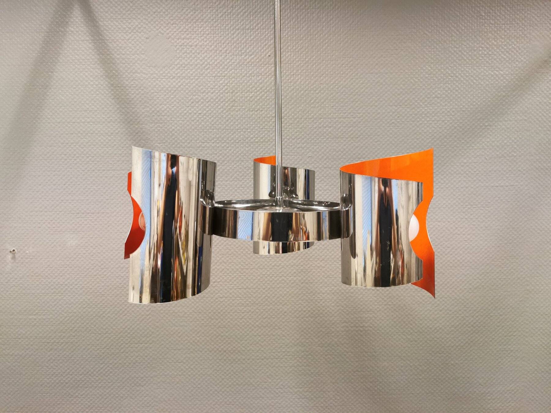 Hanging lamp in chromed metal with orange contrast lacquer and three light sources.