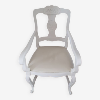 Joli fauteuil ancien restauré en bois peint blanc avec assise couleur ivoire