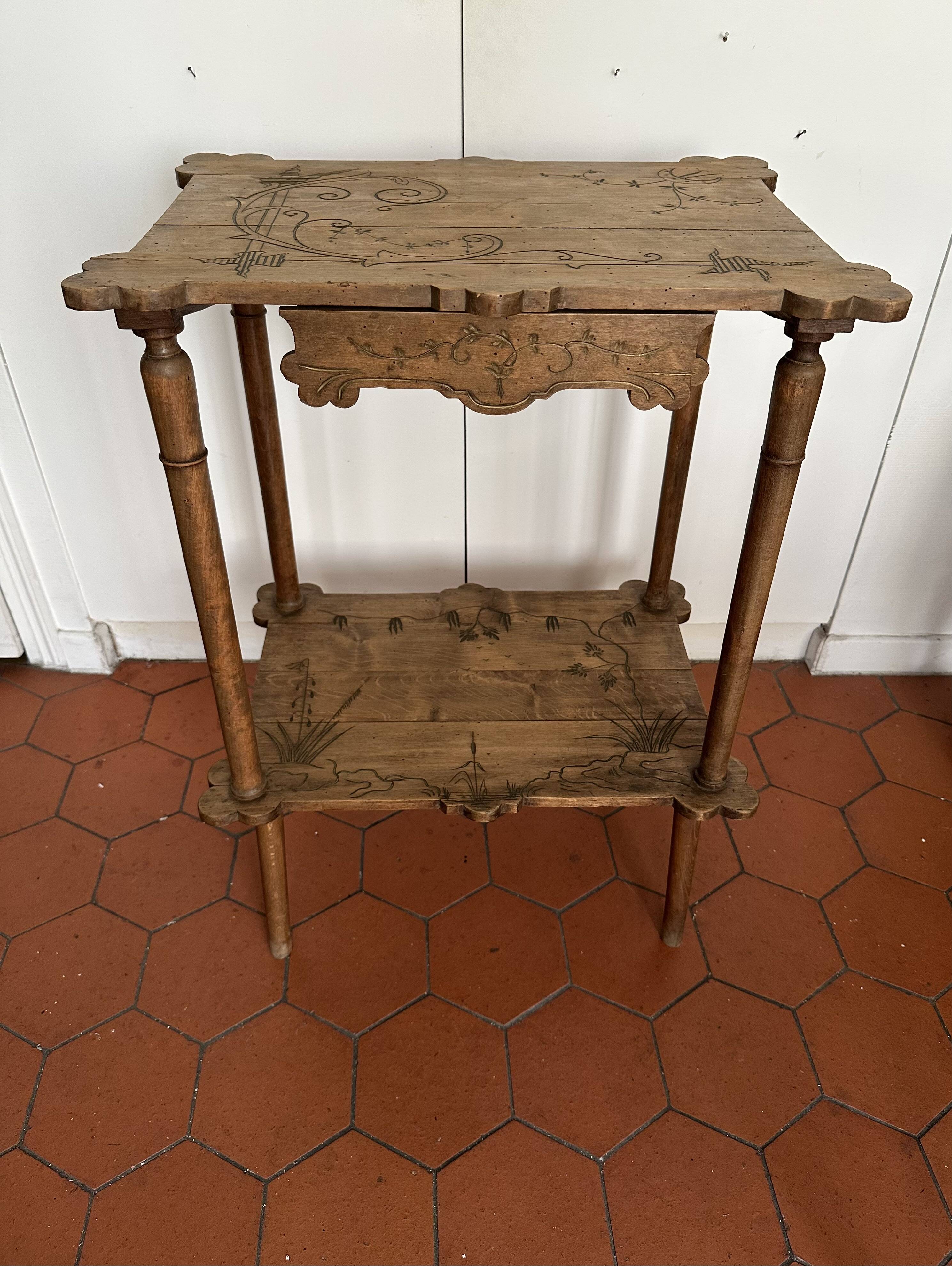 Table d’appoint Art nouveau en bois gravé avec tiroir, vers 1900
