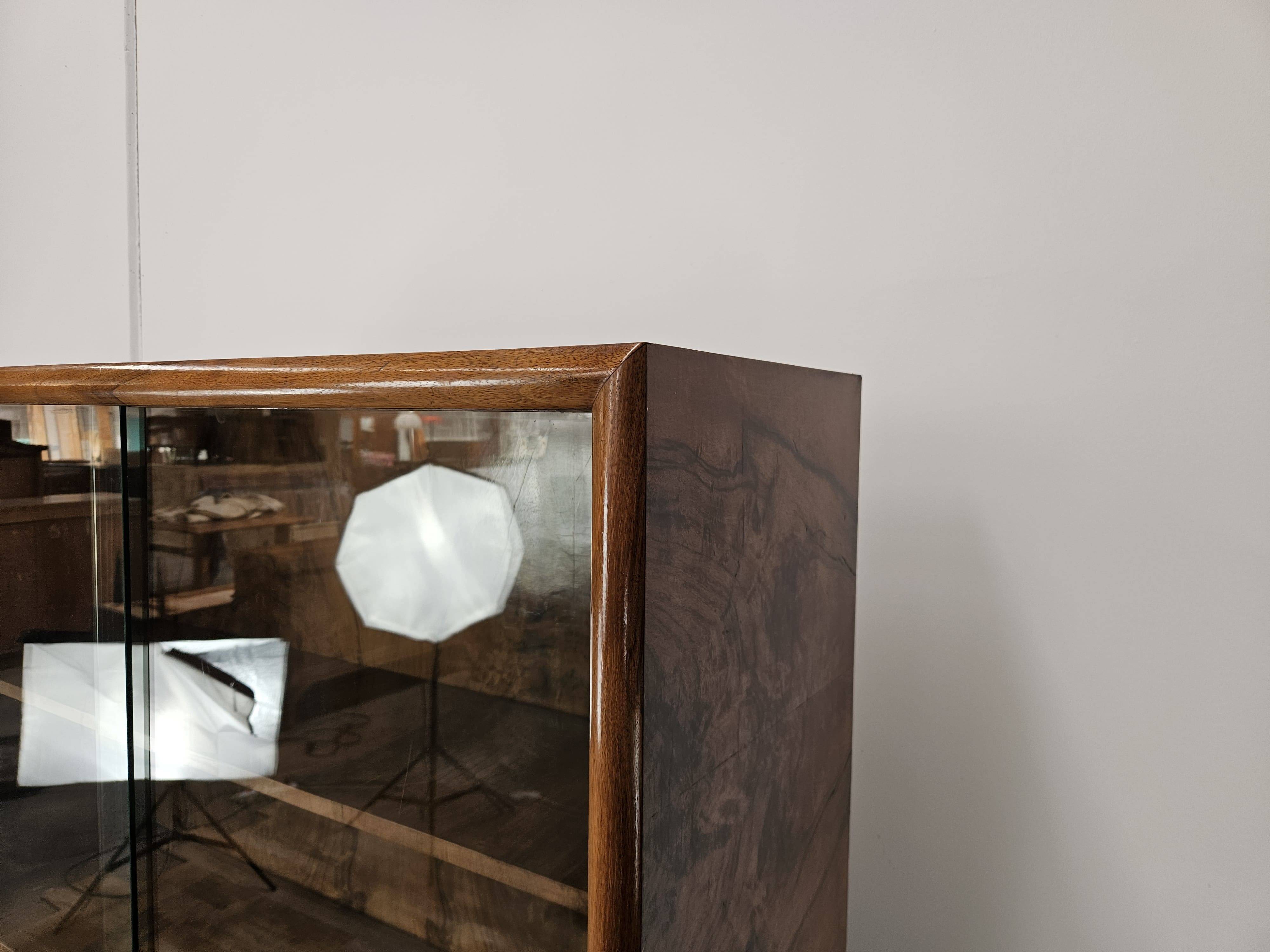 Art Decò display cabinet in walnut burl