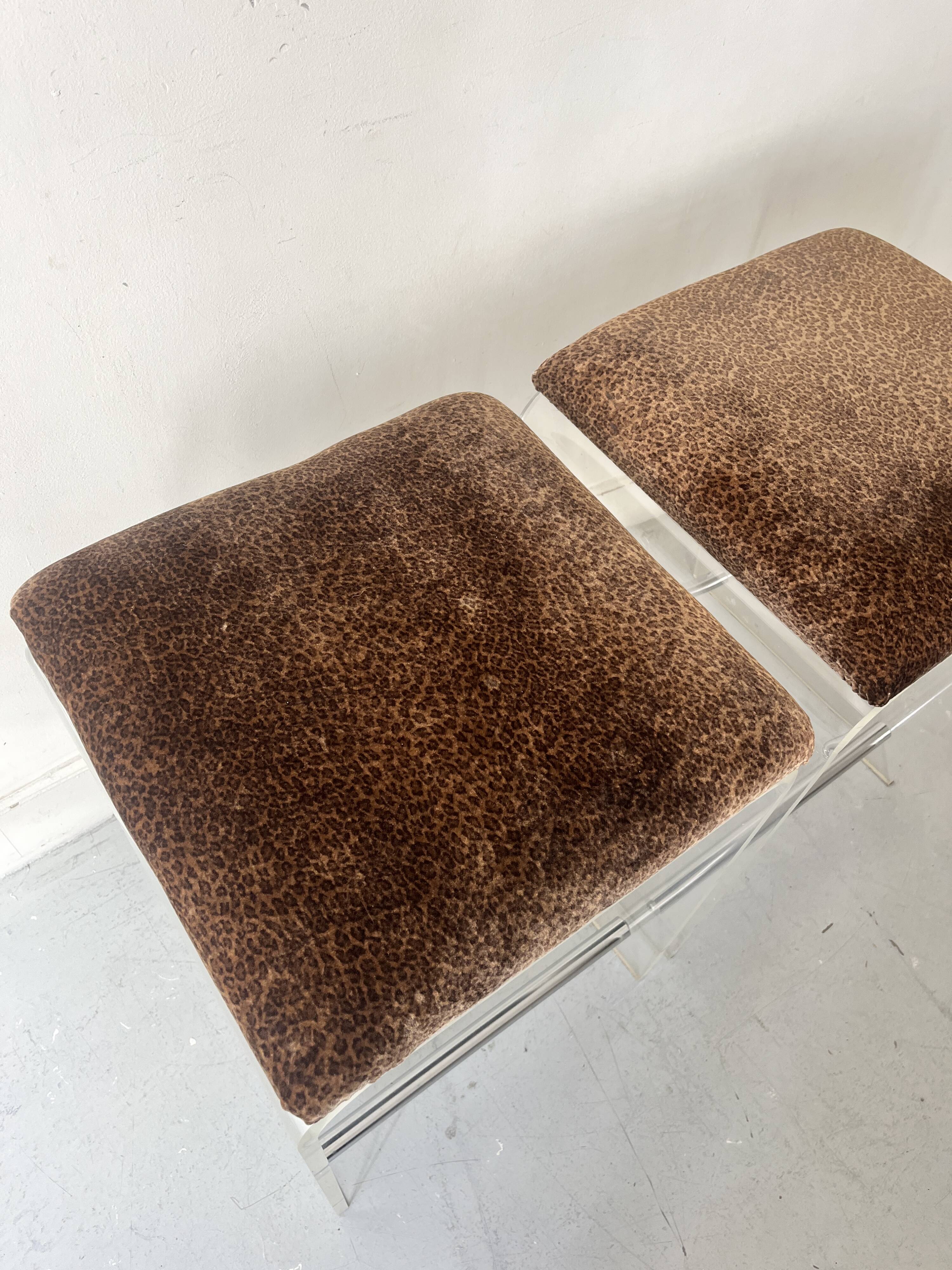 2 tabourets de bar en plexiglas, chrome et velours léopard, 1970