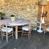 ROUND TABLE