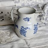 Pichet antique en terre d'acier Saint-Uze motif fleuri bleu cobalt