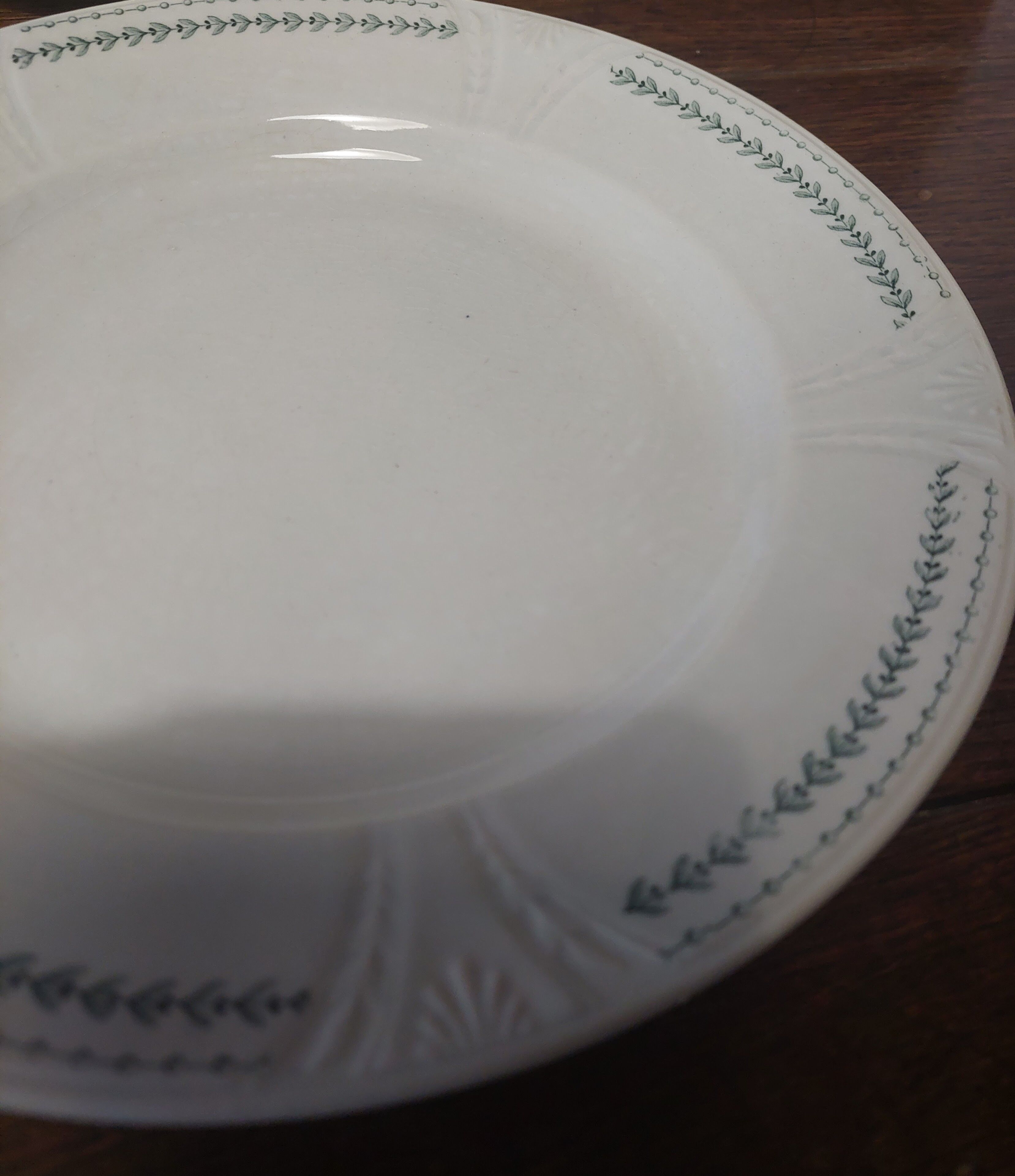Série de six assiettes plates Gien terre de fer décor Rivoli fin XIXème