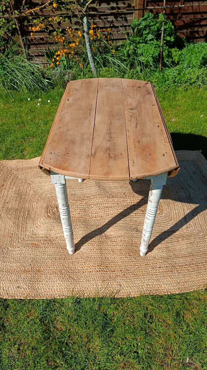 Antique patinated round table – wooden top