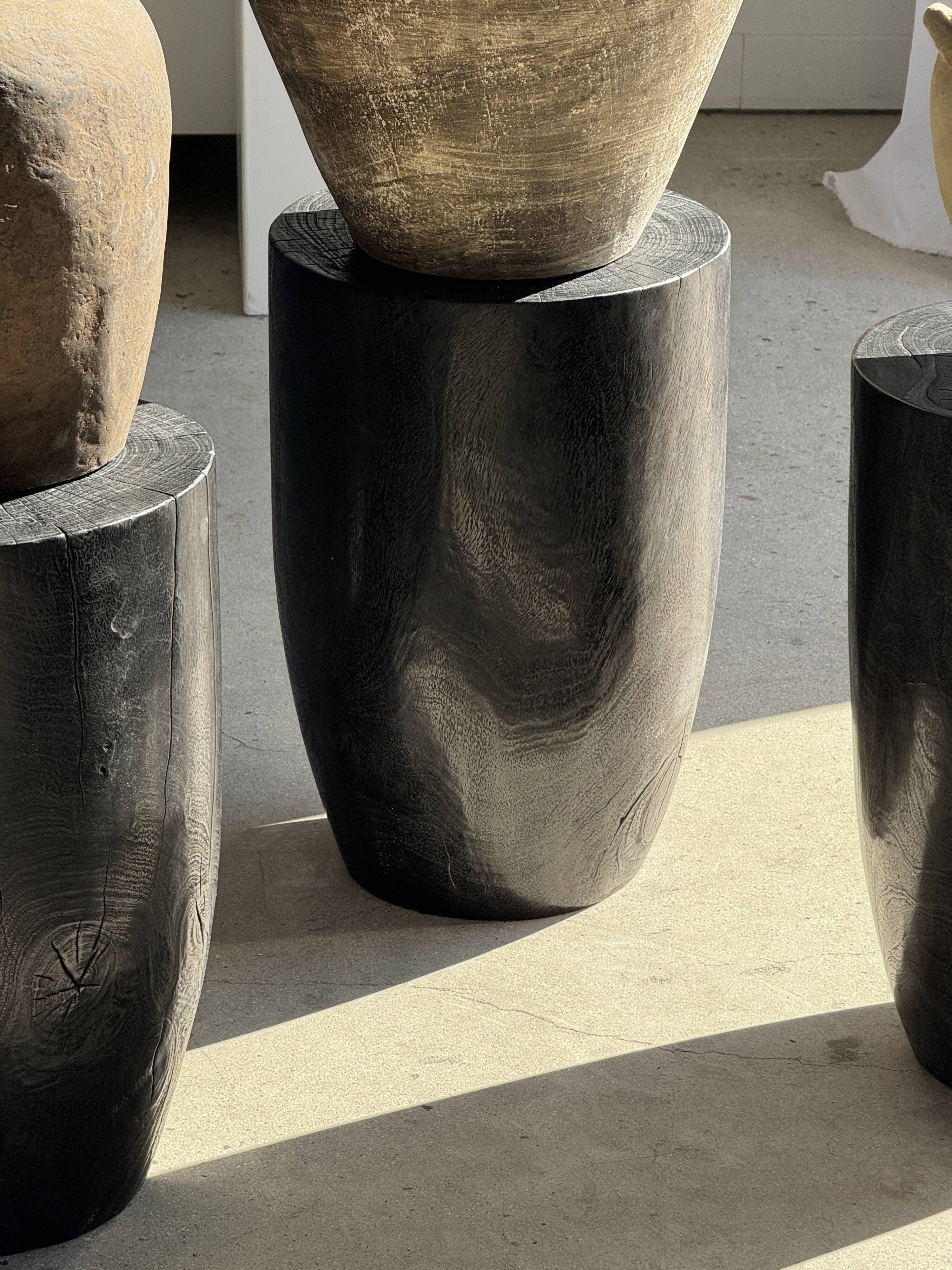 Stool, side table, end table in solid mango wood, cylindrical.