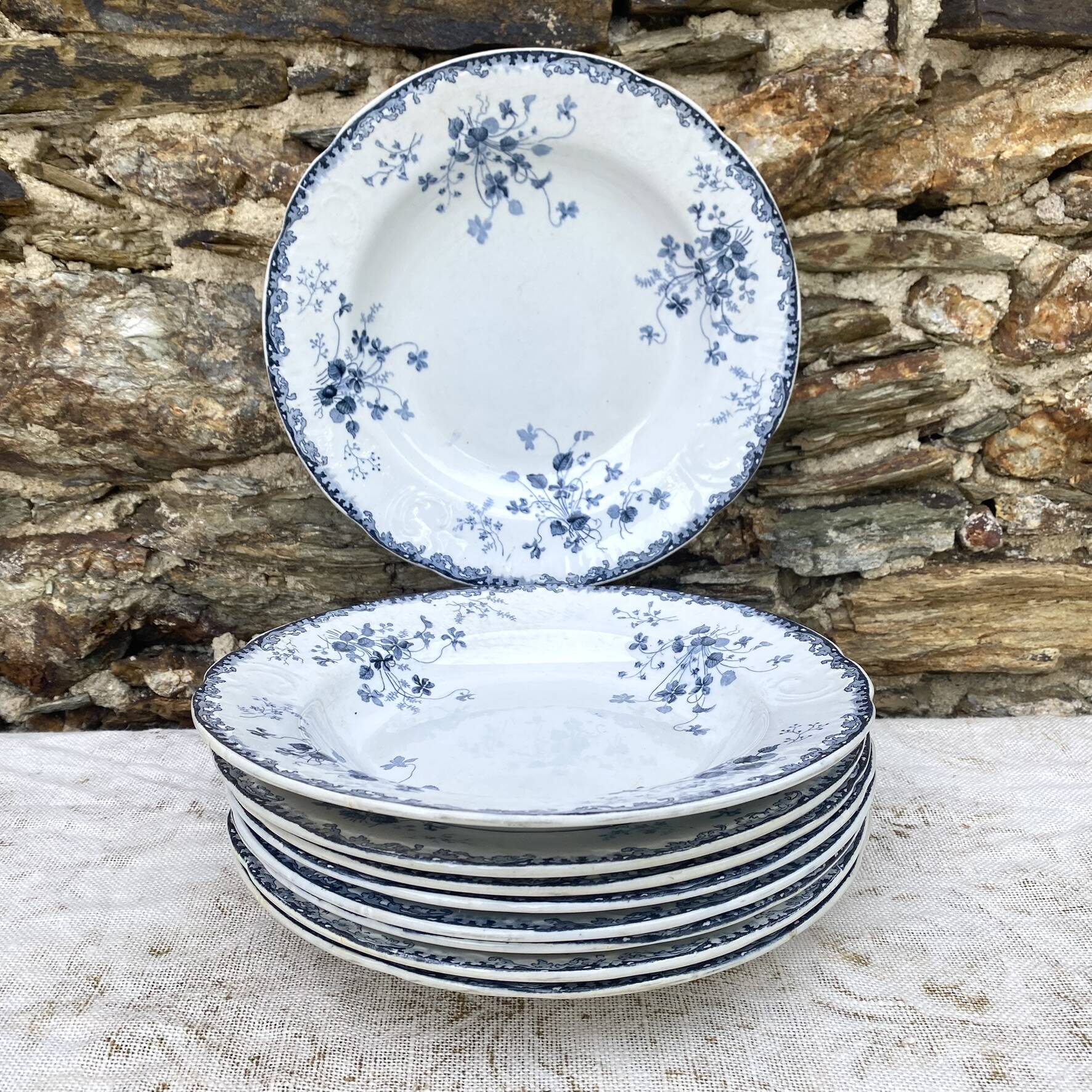 Assiettes creuses en terre de fer Emile Bourgeois Paris