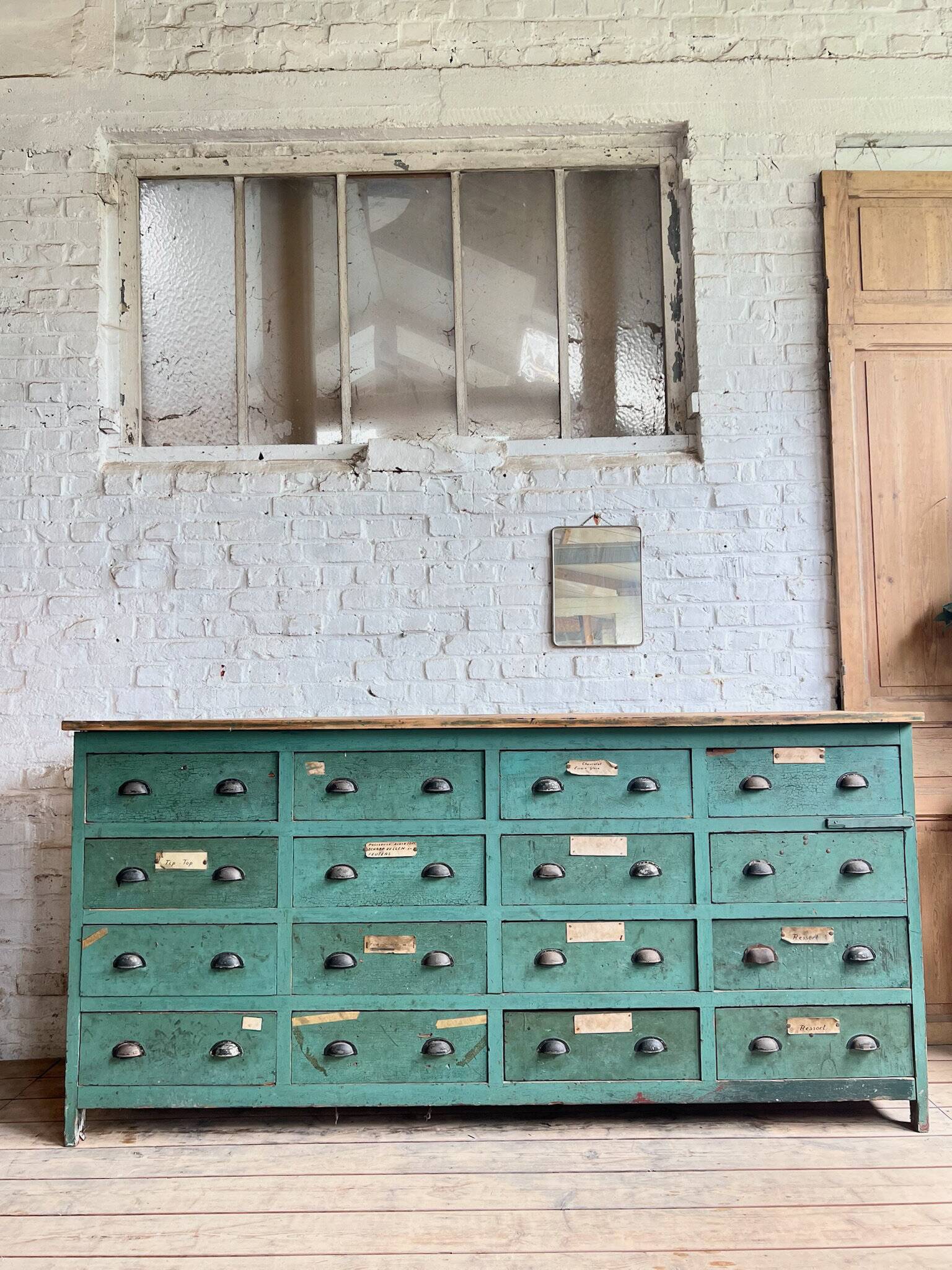 Old workshop drawer unit with original patina.