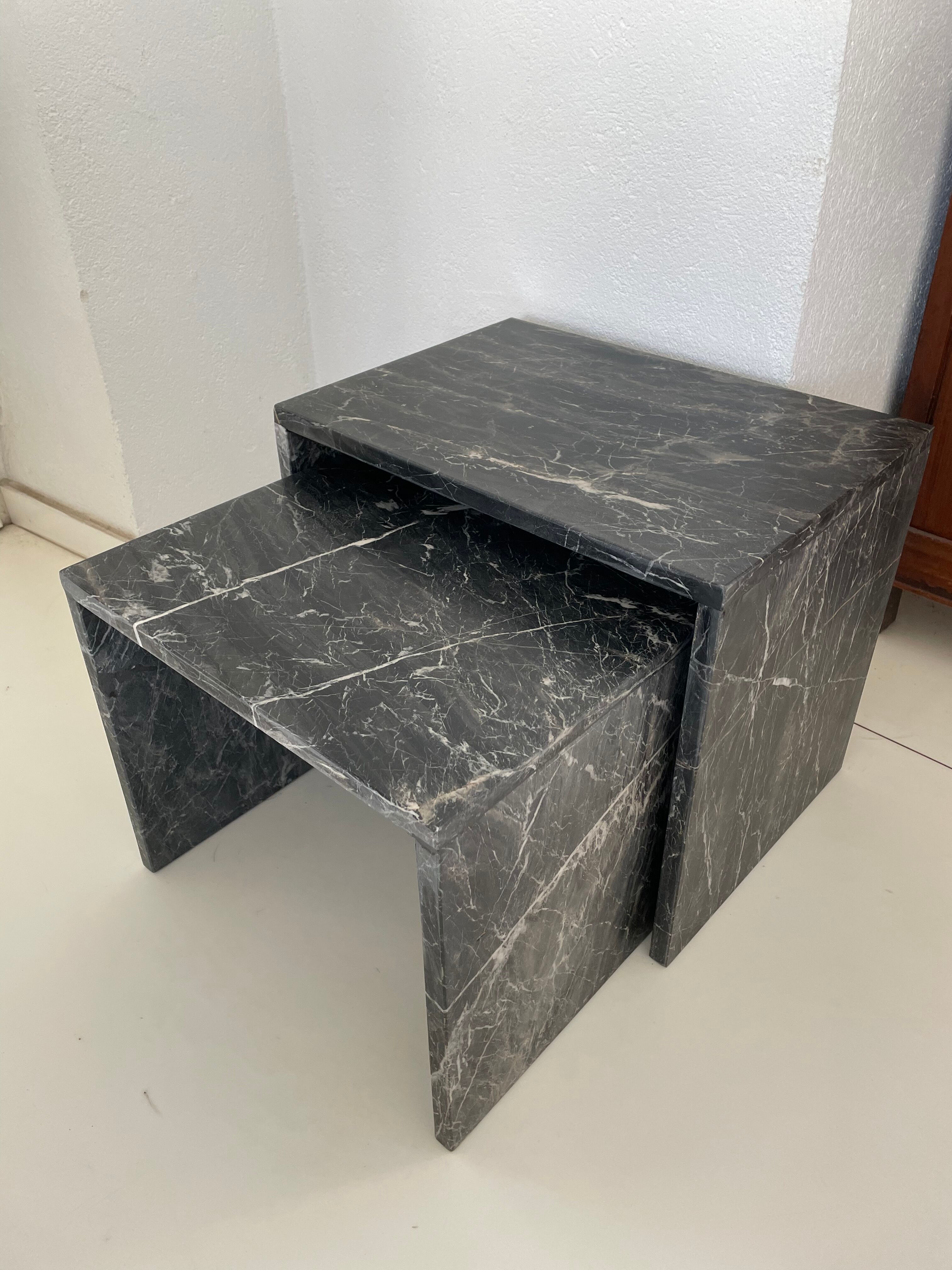 Set of 2 pull-out tables in black/grey marble