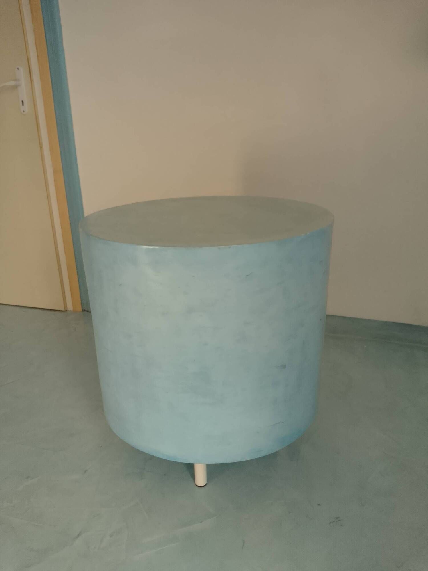 Pastel blue cylindrical coffee table "Tambour" – Artisan design.