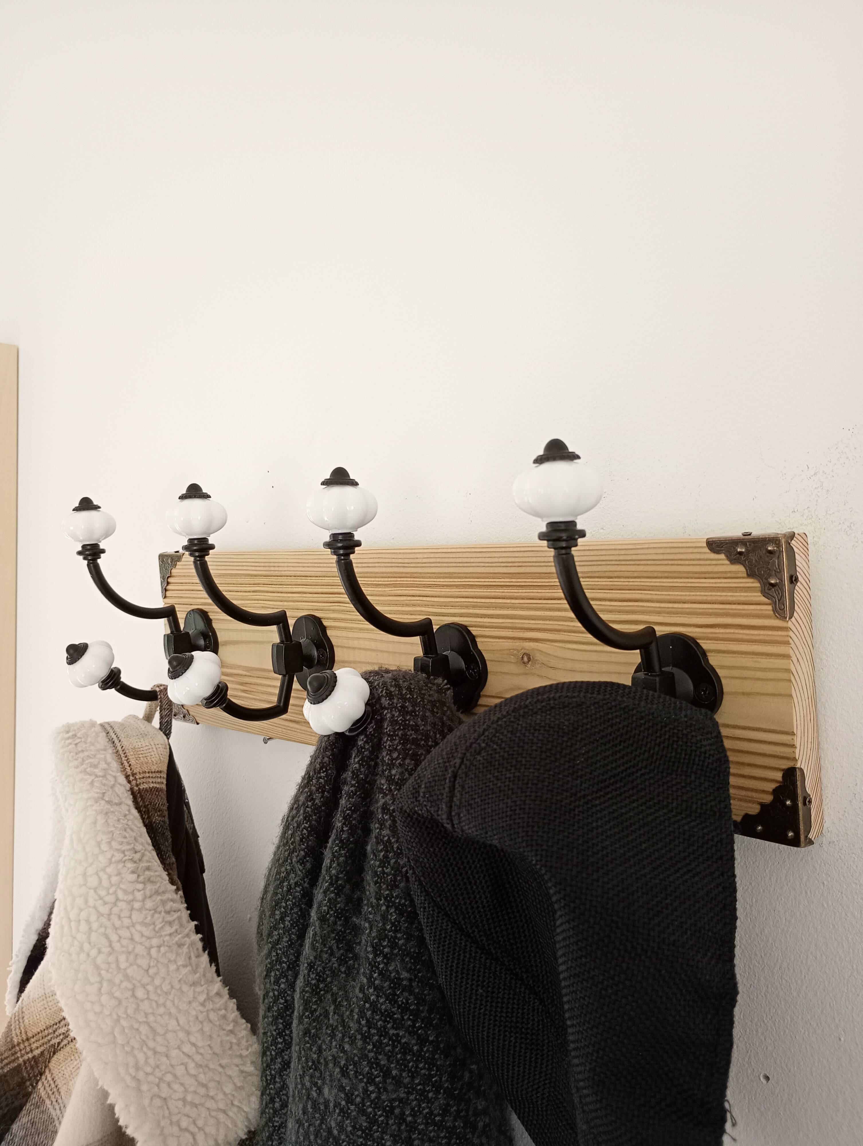Vintage style wall coat rack in raw wood & metal – 4 double hooks – 45 cm