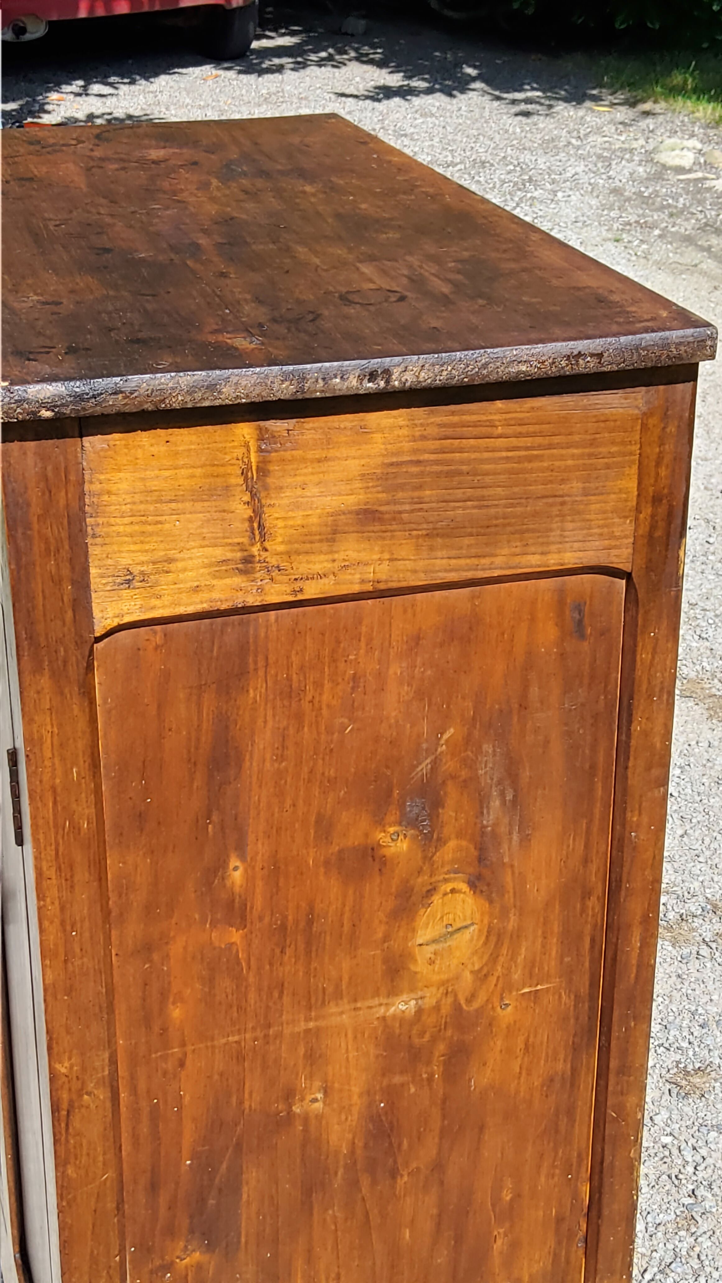 Buffet parisien à hauteur d’appui en peuplier 2 portes 2 tiroirs des années 20