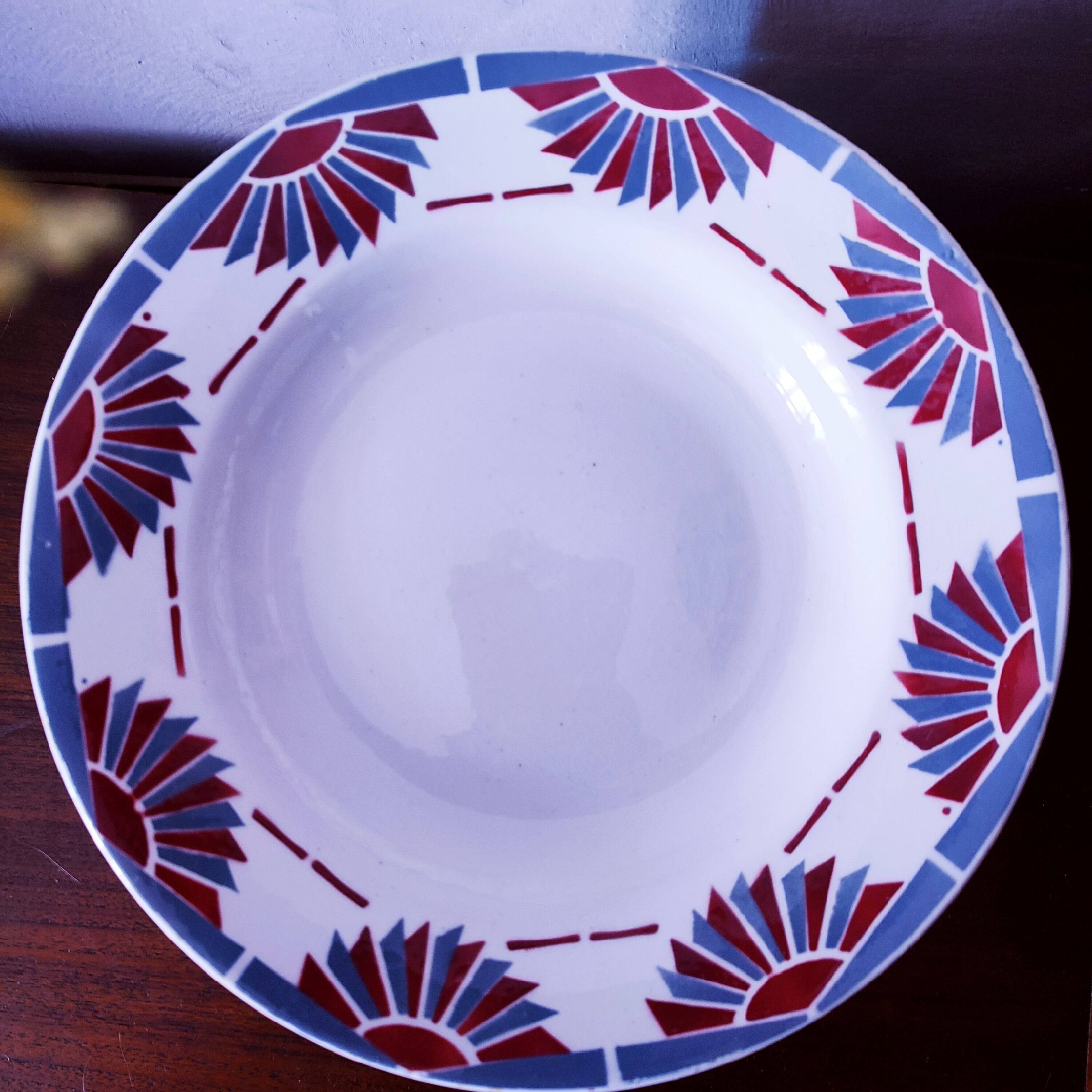 Art Deco earthenware plates: 10 flat and 11 soup plates