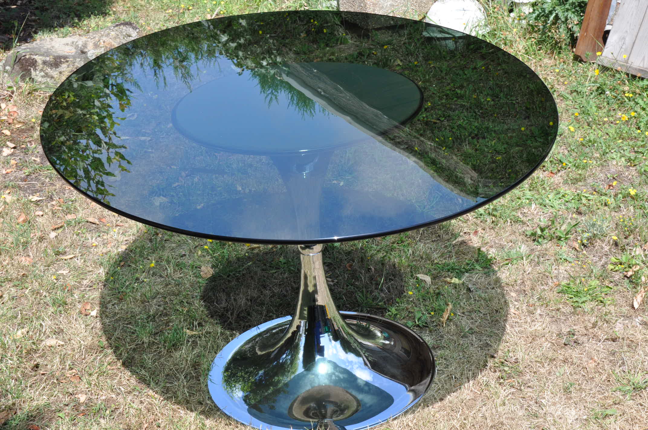 Oval tulip foot table from the 70s