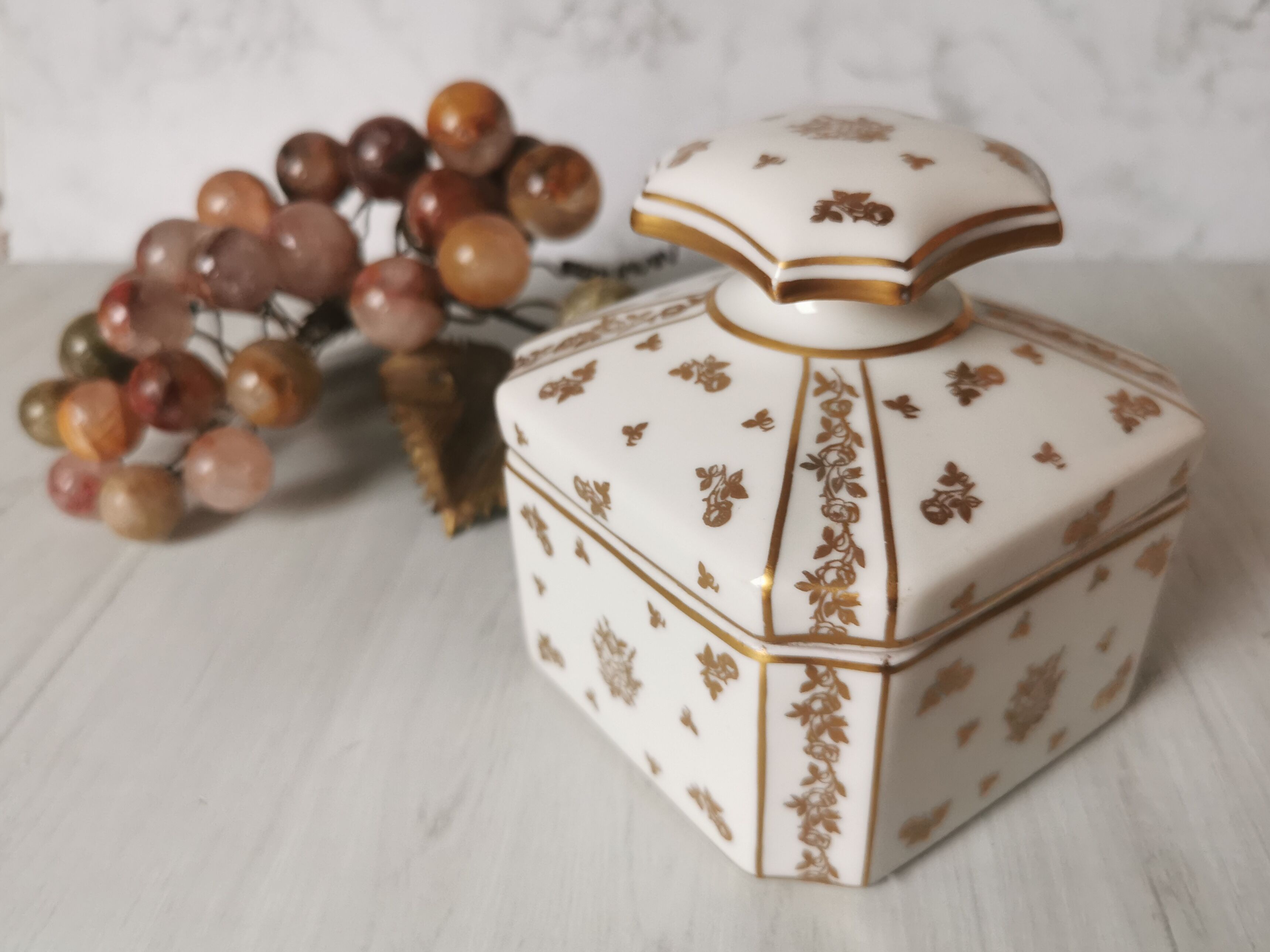 Porcelain bonbonnièree de Limoges