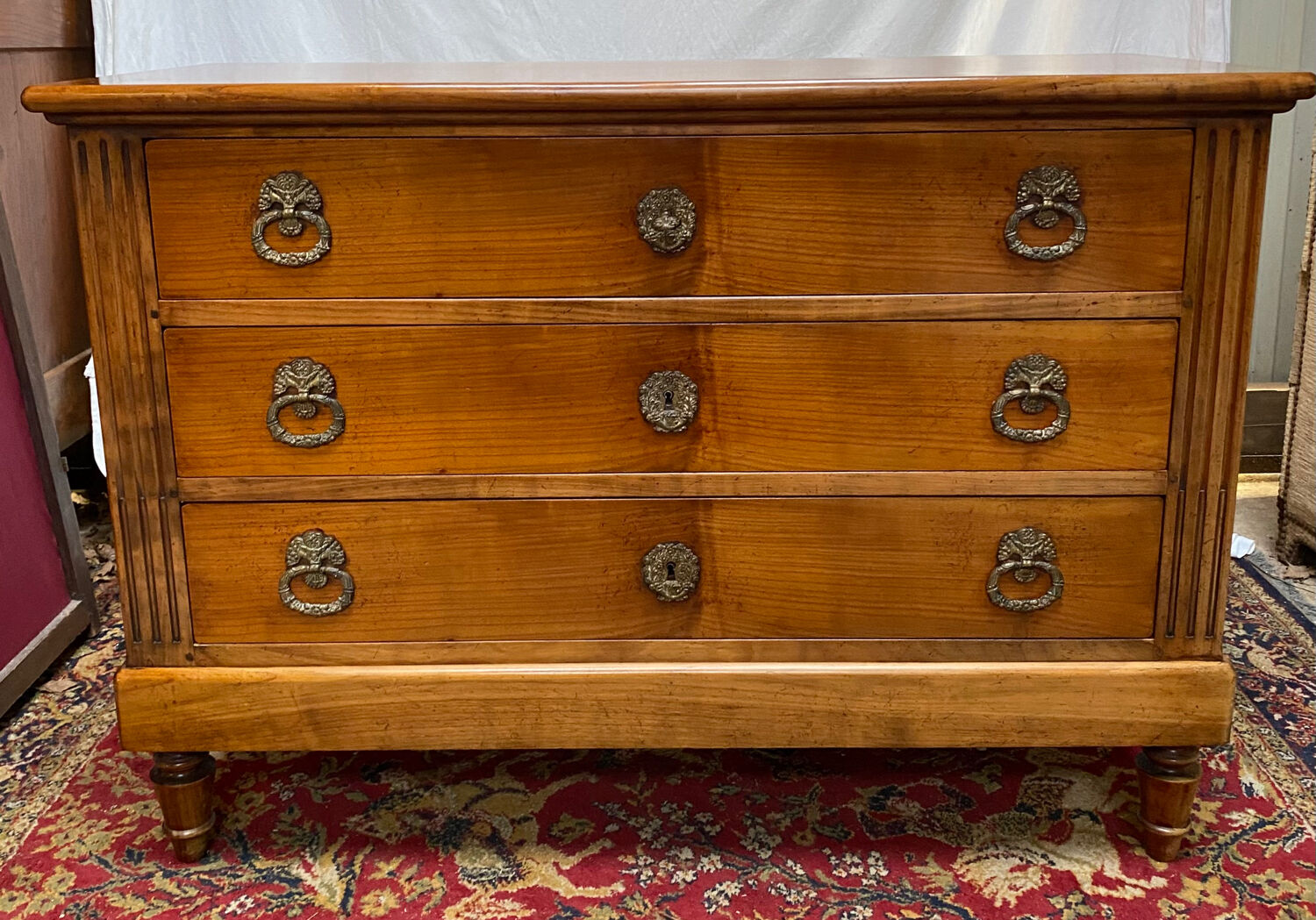 Commode en massif style Louis XVI, 3 tiroirs