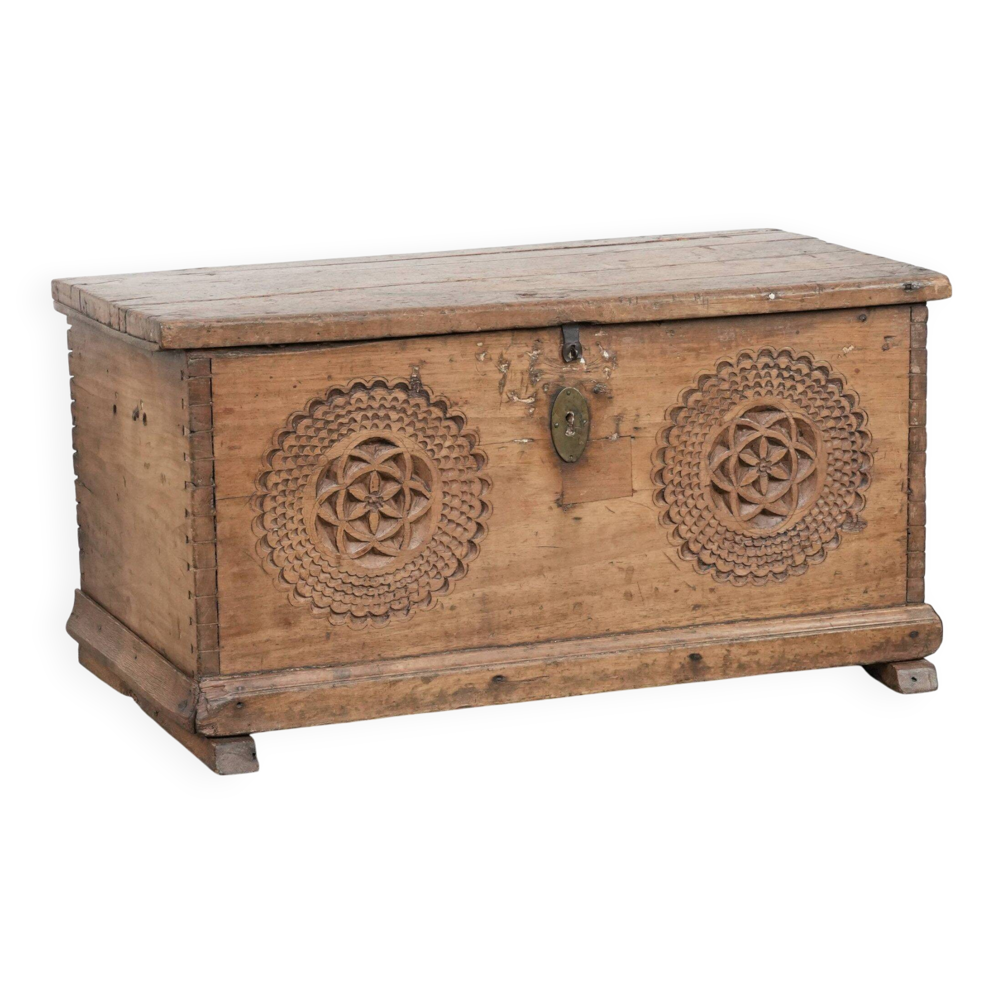 Magnifique coffre ancien espagnol en noyer, orné de superbes sculptures sur bois et d'une apparence pleine de caractère.